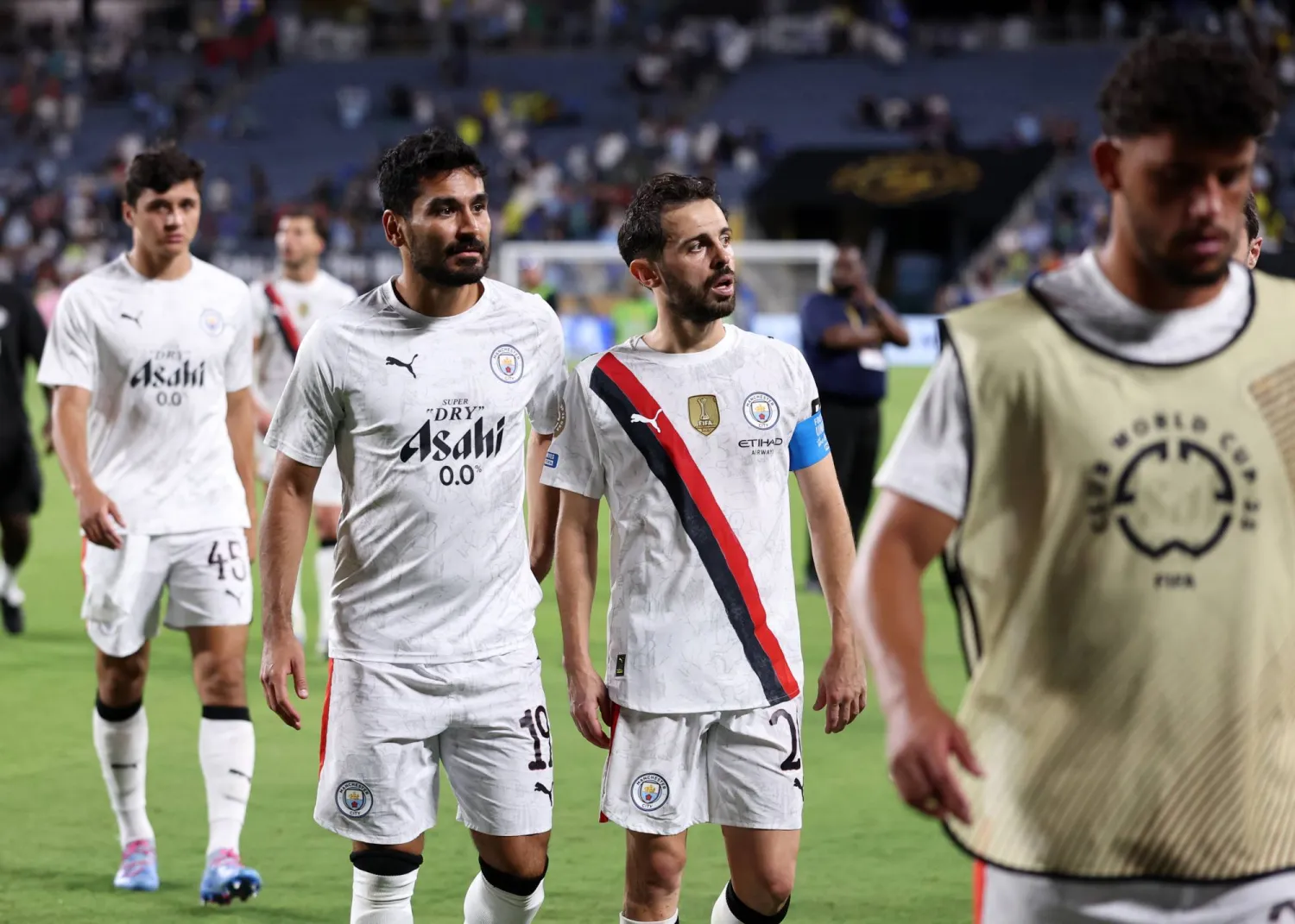 لاعبو السيتي أثناء خروجهم من الملعب بعد الخسارة أمام الهلال (د.ب.أ)