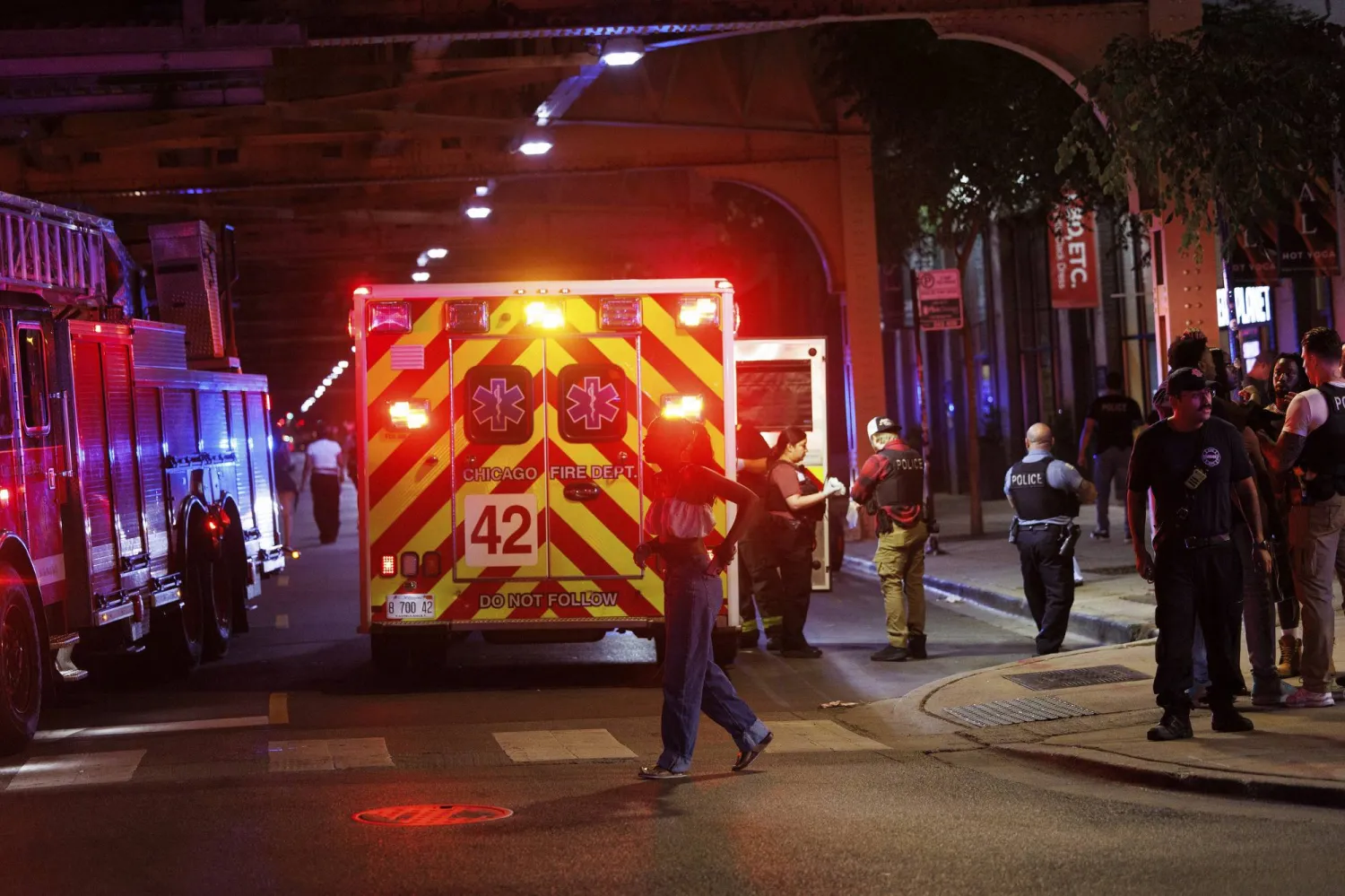 ضباط يعملون في موقع إطلاق نار في شيكاغو (أ.ب)