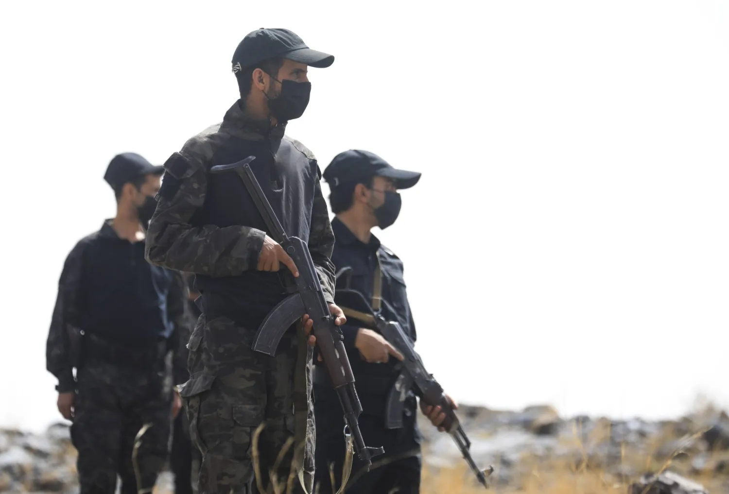 عناصر حوثيون يجرون دورية في منطقة جبلية قرب صنعاء (إ.ب.أ)