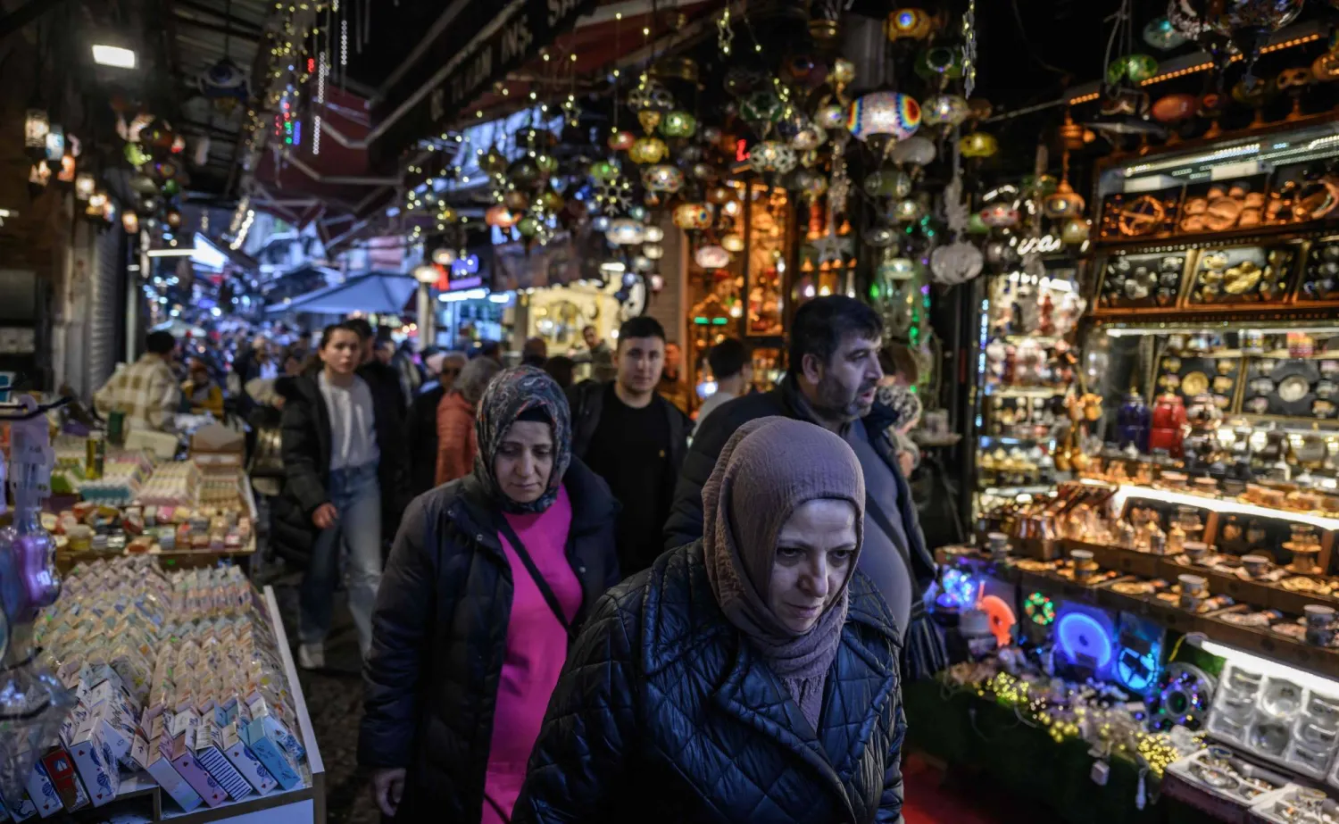 متسوقون داخل السوق المصرية بمنطقة أمينونو في إسطنبول (أ.ف.ب)
