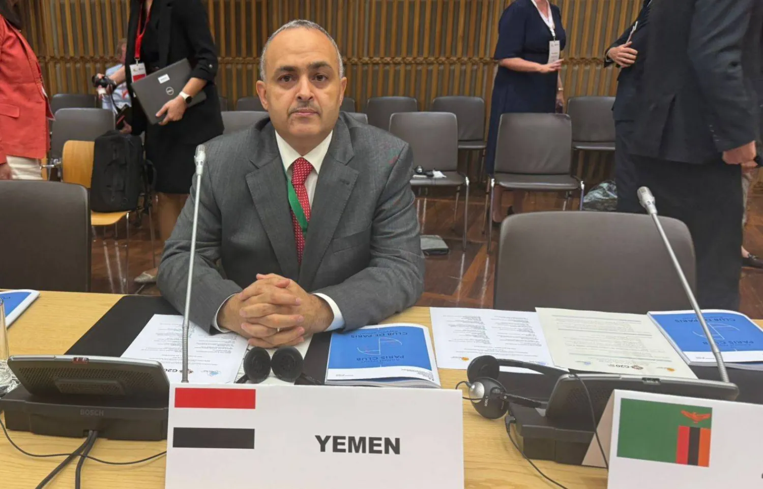 نائب وزير المالية اليمني هاني وهاب خلال فعاليات الدورة الـ12 لمنتدى «نادي باريس» (سبأ)