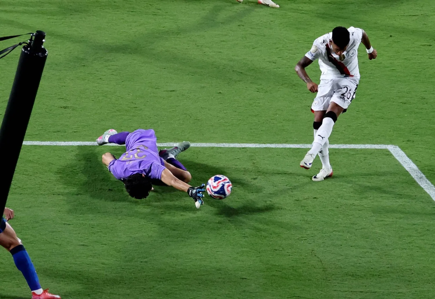 تصدي بونو لكرة لاعب مانشستر سيتي (نادي الهلال)