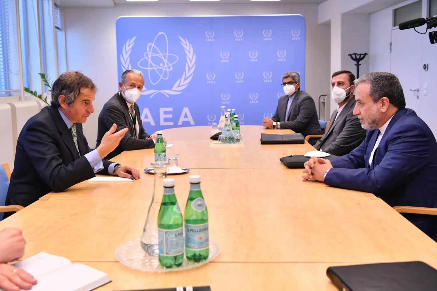 غروسي يجري مفاوضات مع عراقجي على هامش مفاوضات فيينا بشأن البرنامج النووي الإيراني في مايو 2021 (الوكالة الدولية)