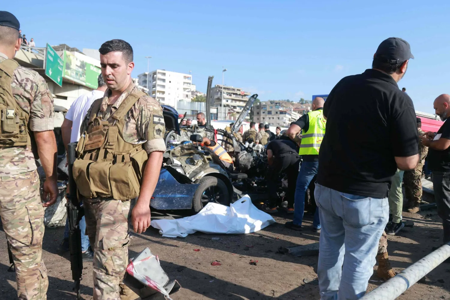 عناصر من الجيش اللبناني في موقع سيارة استهدفتها غارة إسرائيلية في جنوب بيروت (أ.ف.ب)