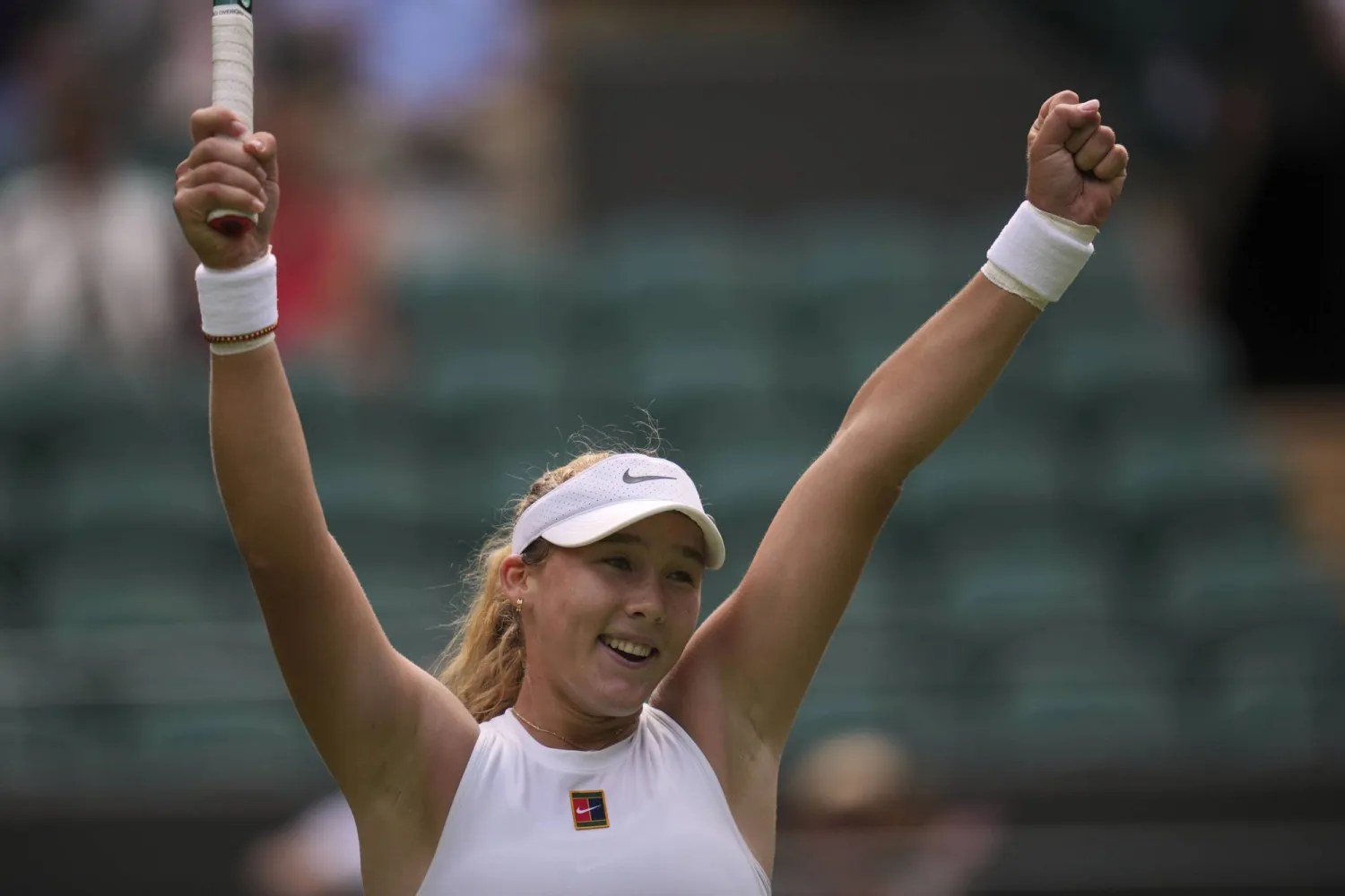 أندريفا تحتفل بفوزها على لوتشيا (أ.ب)