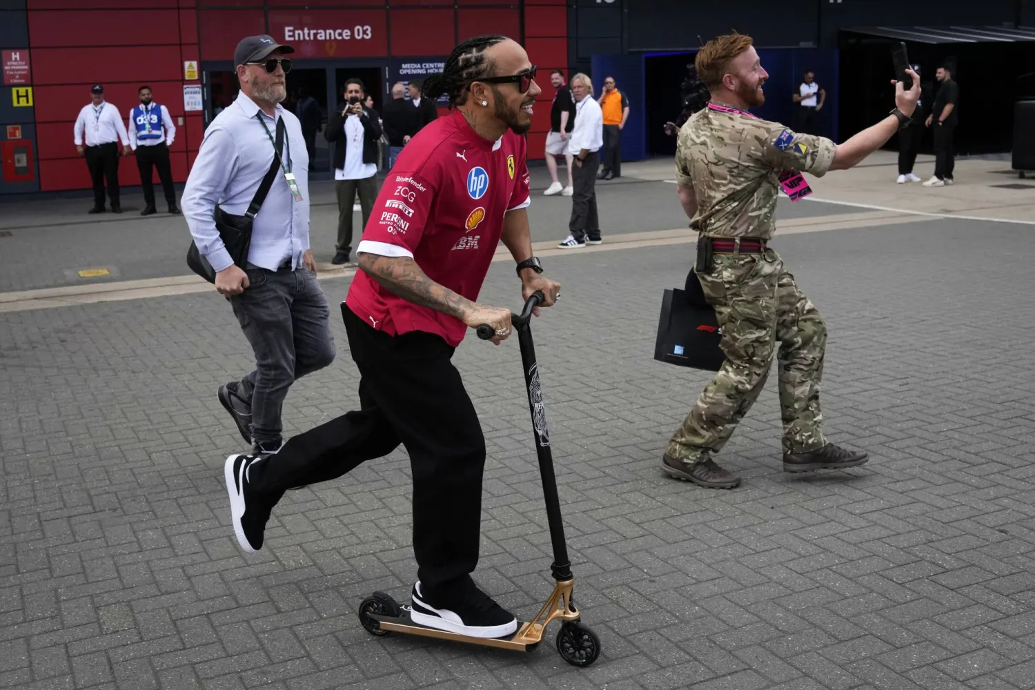 هاميلتون يأمل في العودة إلى المنصات من حلبة سلفرستون (أ.ب)