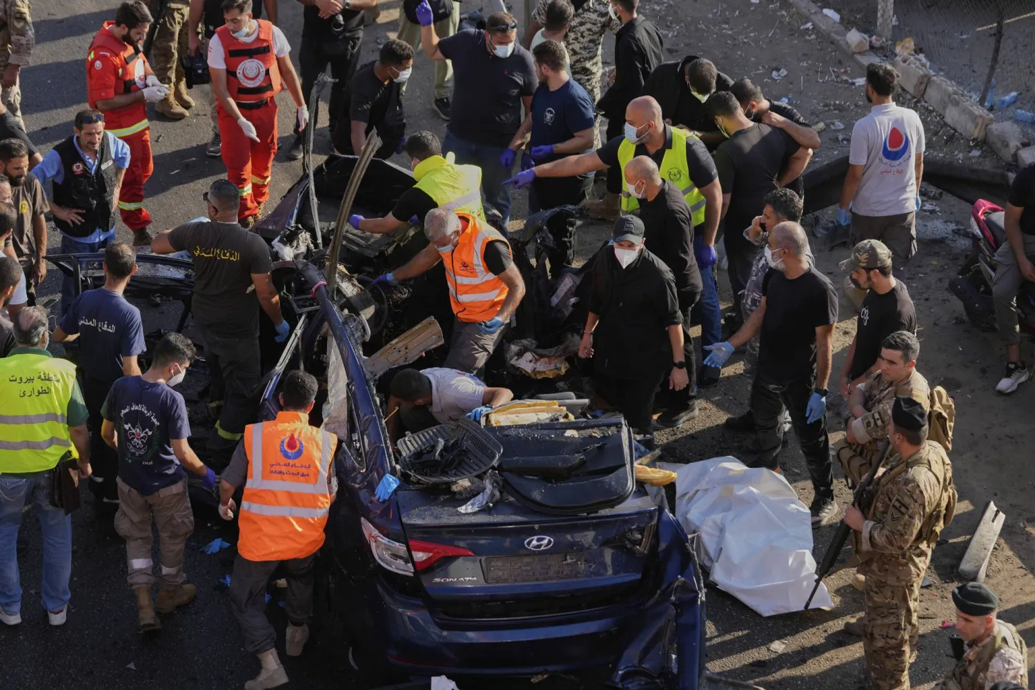 إصابة ثلاثة في استهداف طائرة مُسيرة إسرائيلية سيارة على الطريق الساحلي في خلدة بجنوب بيروت (أ.ب)