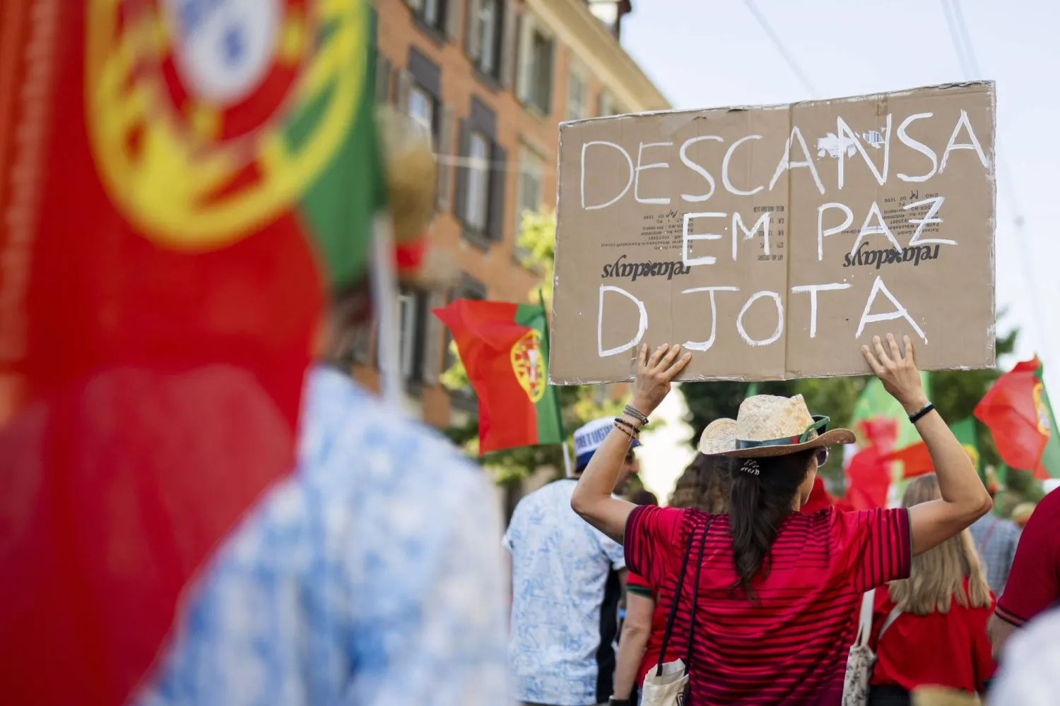 مسيرة تضامنية تخليداً لذكرى رحيل جوتا قبل مباراة إسبانيا والبرتغال في كأس أوروبا للسيدات (إ.ب.أ)