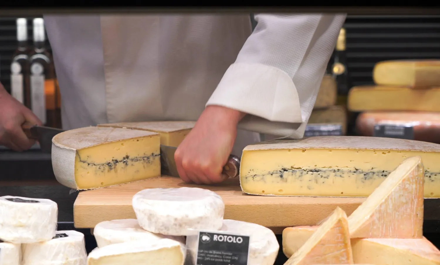 تناول الجبن في وقت متأخر من الليل قد يرتبط برؤية الأحلام الغريبة والكوابيس (رويترز)