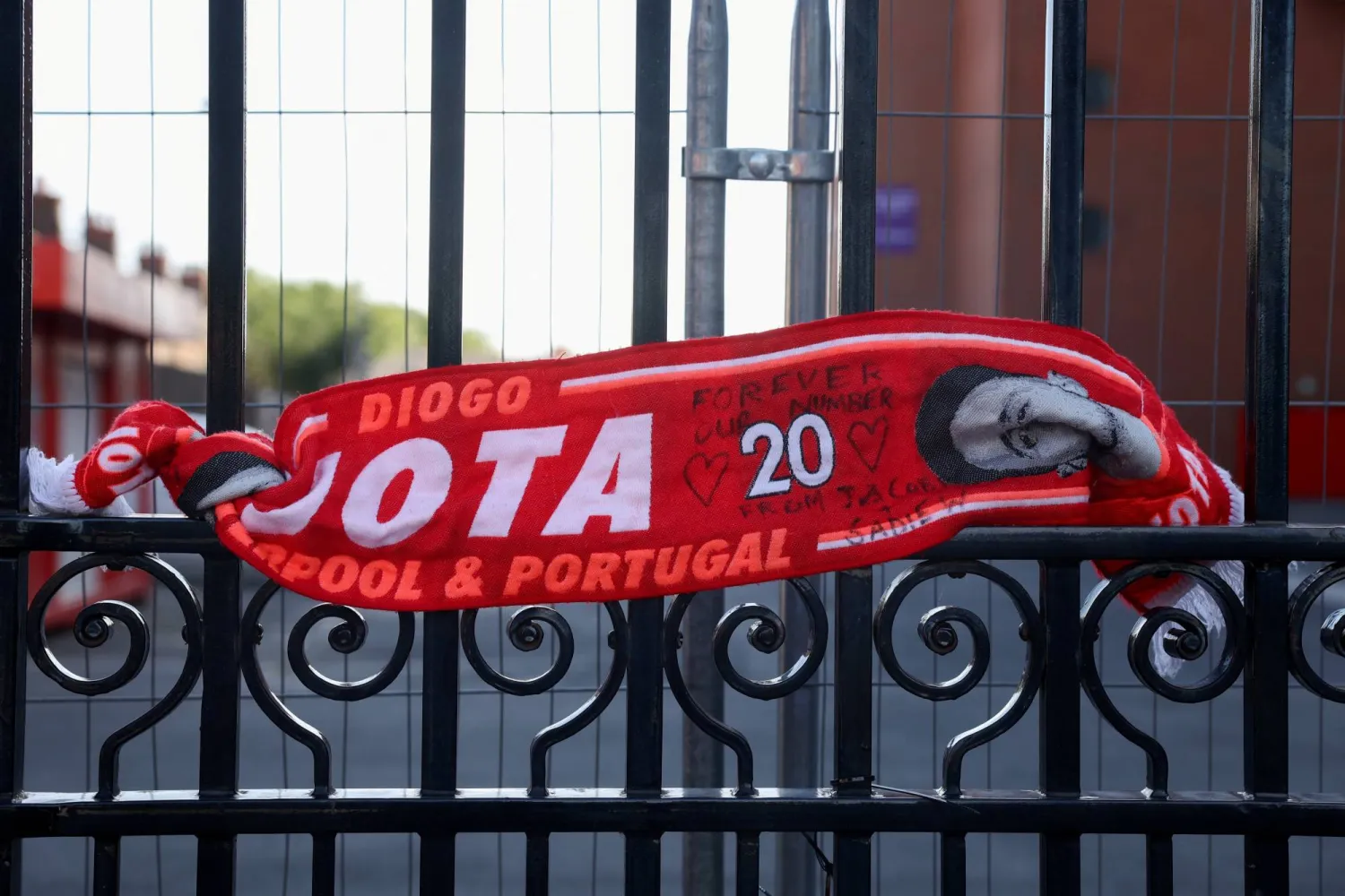 وشاح مربوط على بوابات شانكلي خارج ملعب أنفيلد تكريماً للاعب جوتا (رويترز)