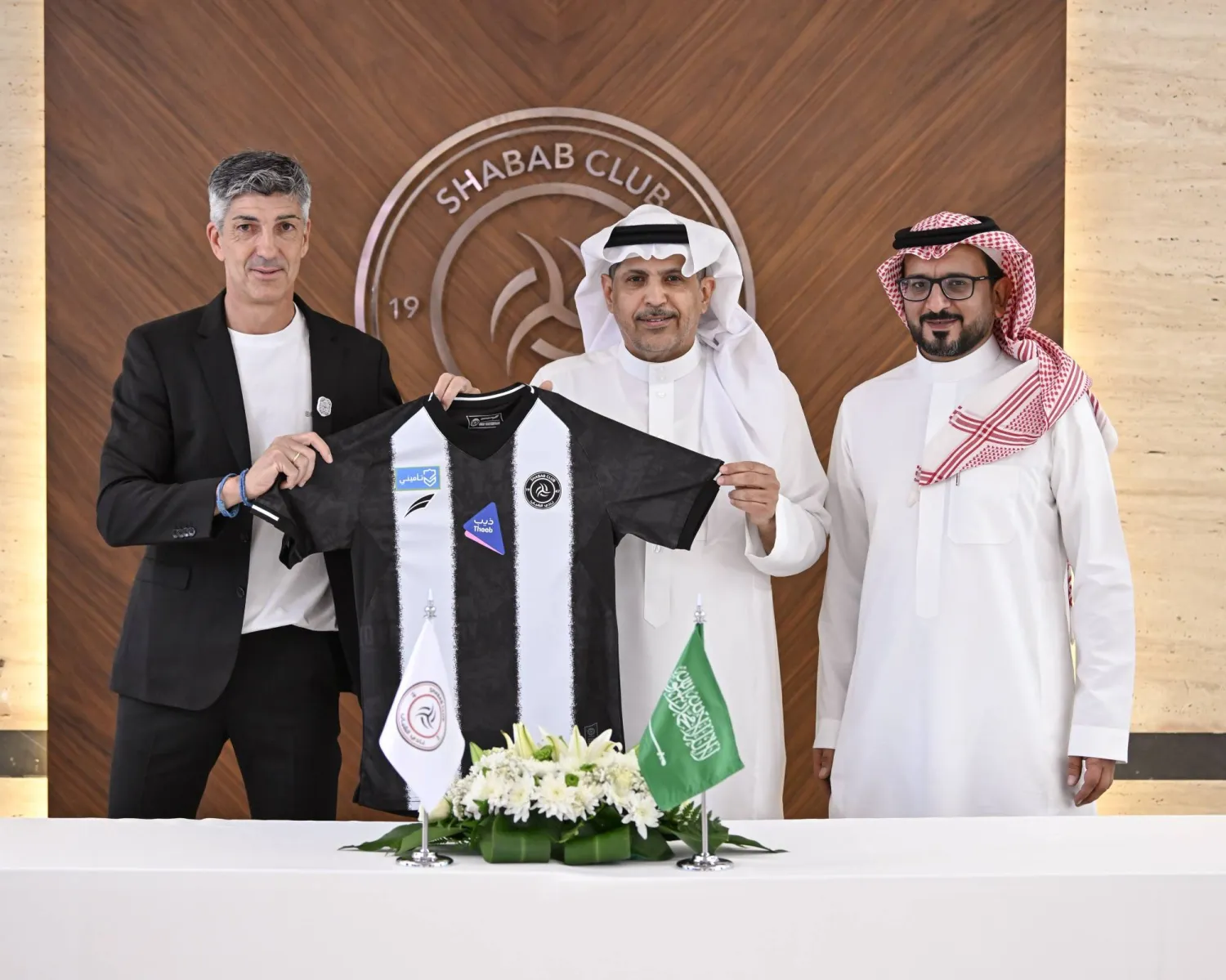 الإسباني ألغواسيل خلال توقيعه مع نادي الشباب (نادي الشباب) 