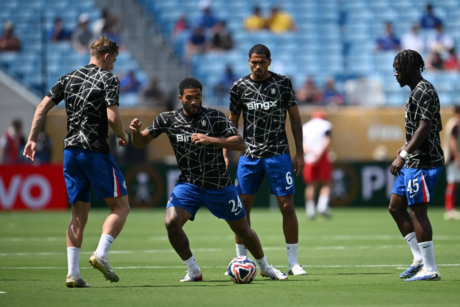 جيمس قائد تشيلسي بالكرة وسط زملائه خلال التحضير لمواجهة بالميراس (ا ف ب)