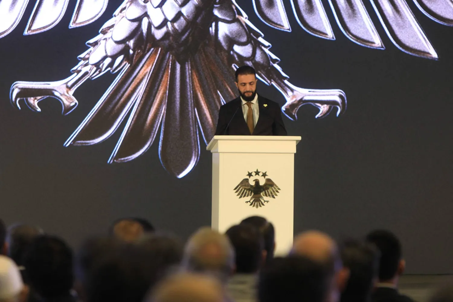 الرئيس السوري أحمد الشرع خلال حفل الكشف عن الرمز الجديد للجمهورية (أ.ف.ب)