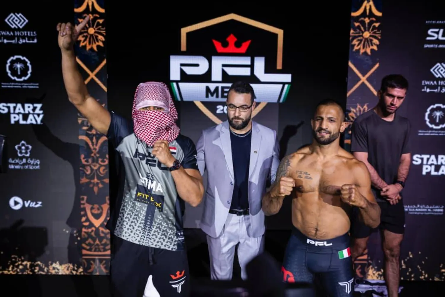 المصري الدفراوي والإيطالي ميشيلي بعد تخطيهما مرحلة قياس الأوزان (الشرق الأوسط)