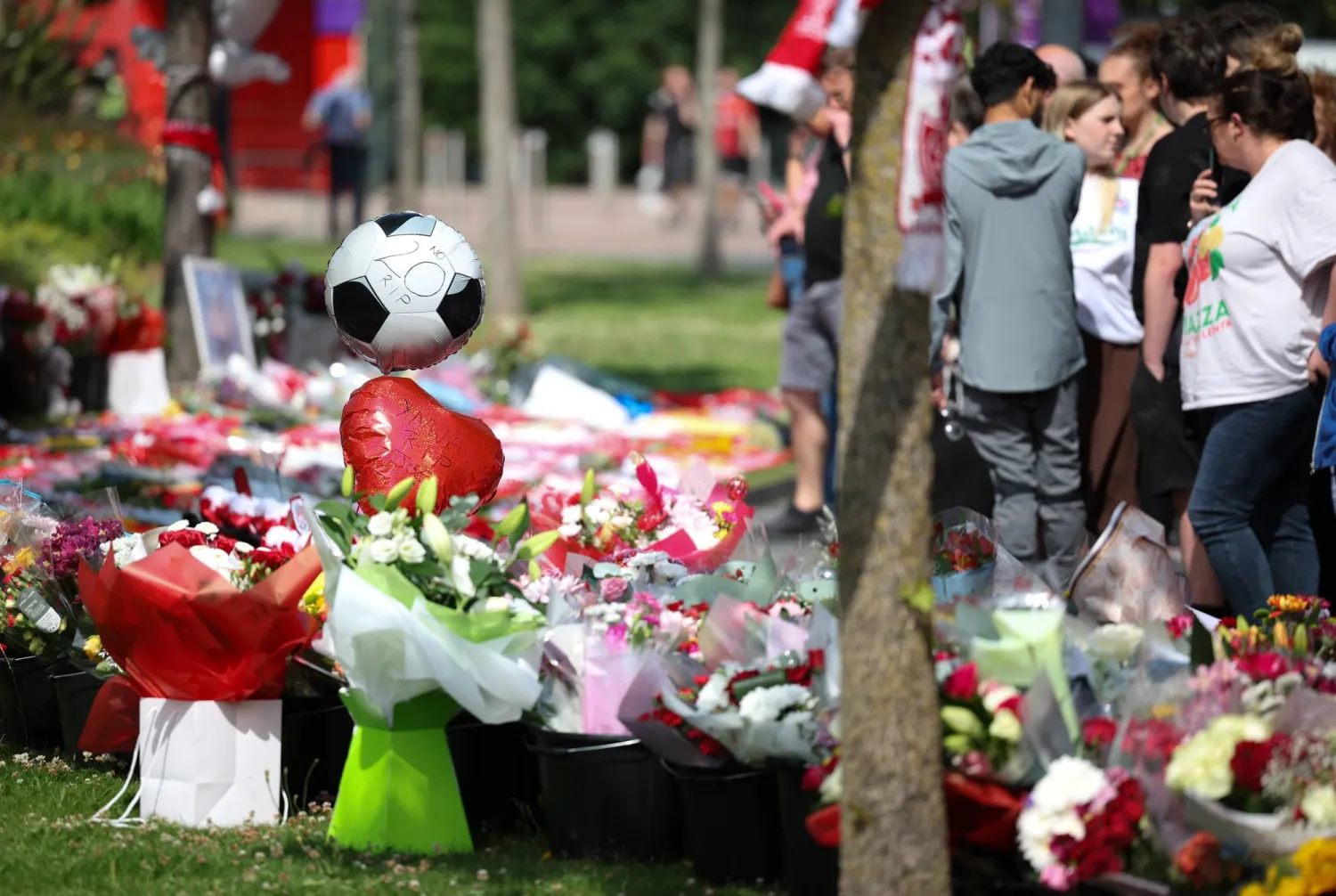 محبو نجم الكرة الراحل جوتا يضعون أكاليل زهور قرب ستاد أنفيلد في ليفربول (إ.ب.أ)