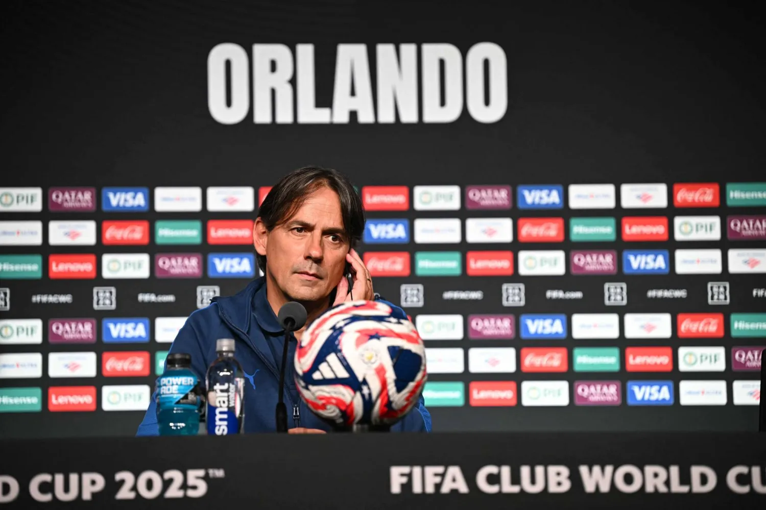 الإيطالي إنزاغي في المؤتمر الصحافي (أ.ف.ب) 