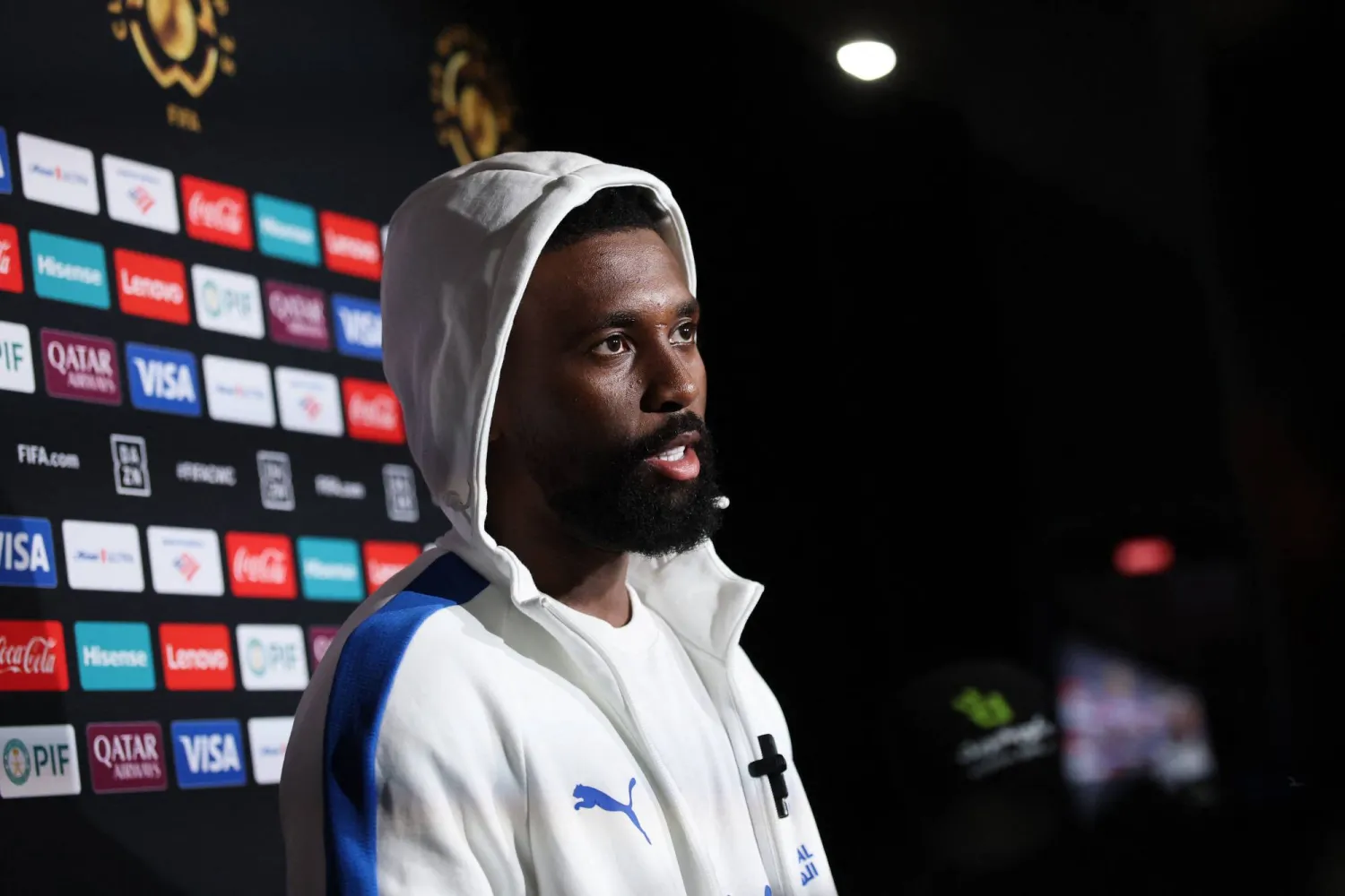 حمد اليامي لاعب فريق الهلال في حديث لممثلي وسائل الإعلام (أ.ف.ب) 