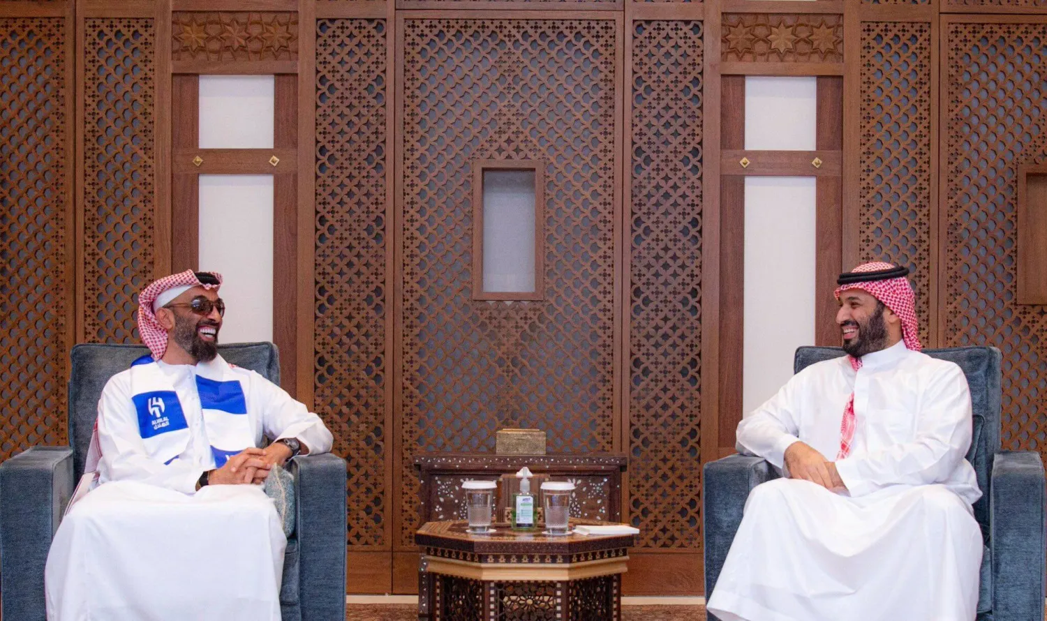 الأمير محمد بن سلمان لدى استقباله الشيخ طحنون بن زايد في جدة الخميس (واس)





