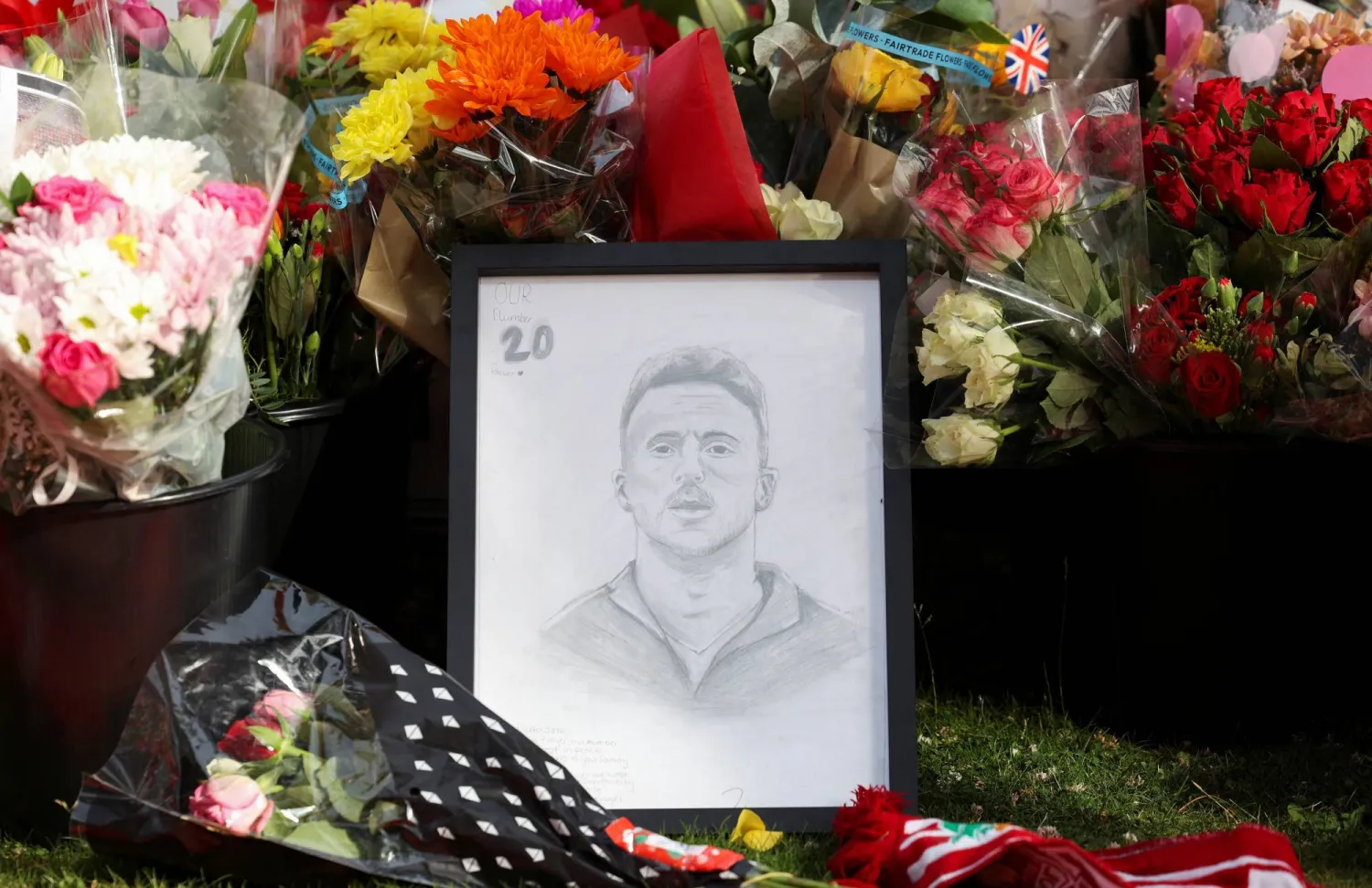 ما زالت أصداء وفاة ديوغو جوتا لاعب ليفربول مستمرة (رويترز)