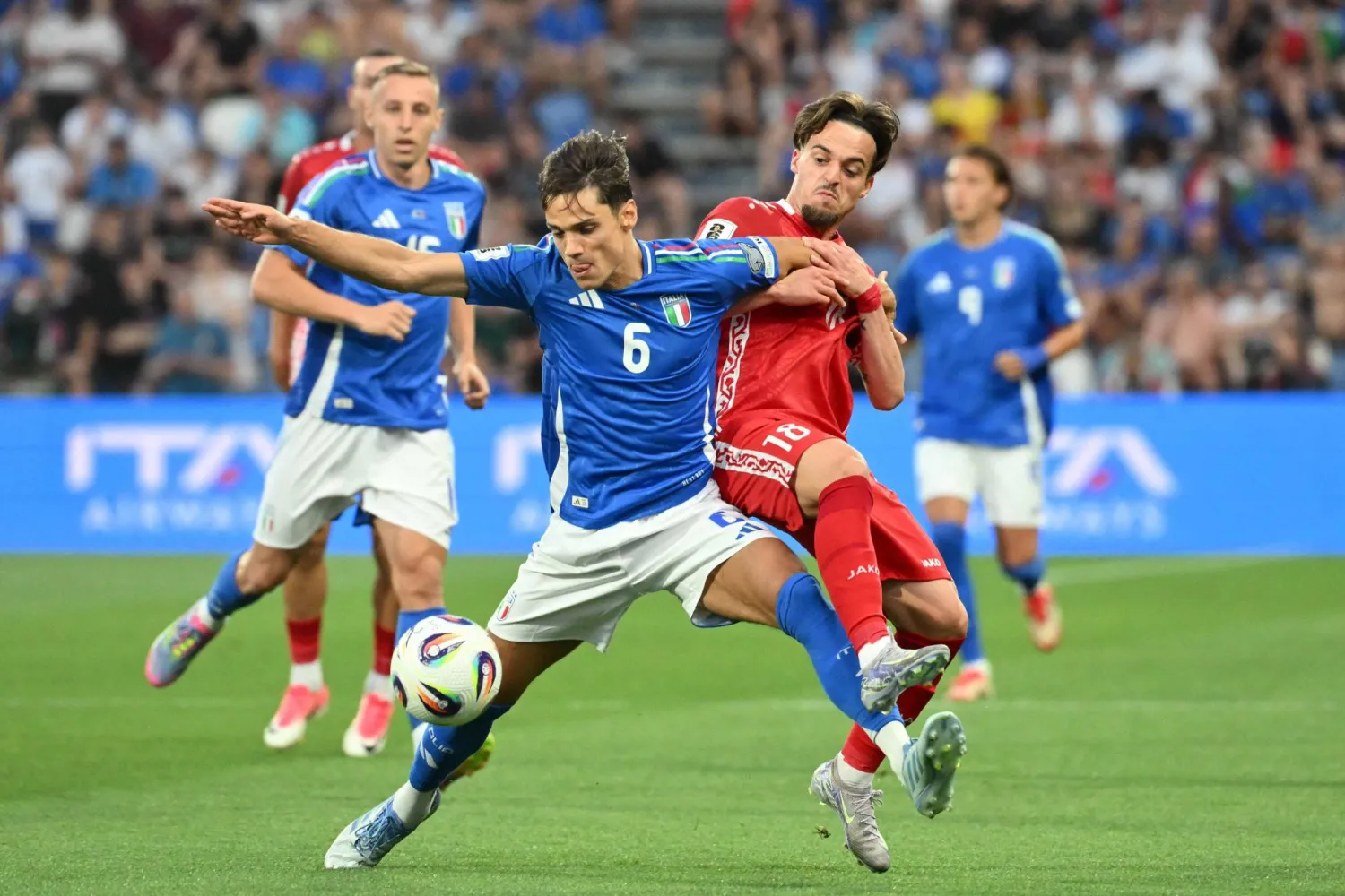 لاعب الوسط الإيطالي سامويلي ريتشي (أ.ف.ب)