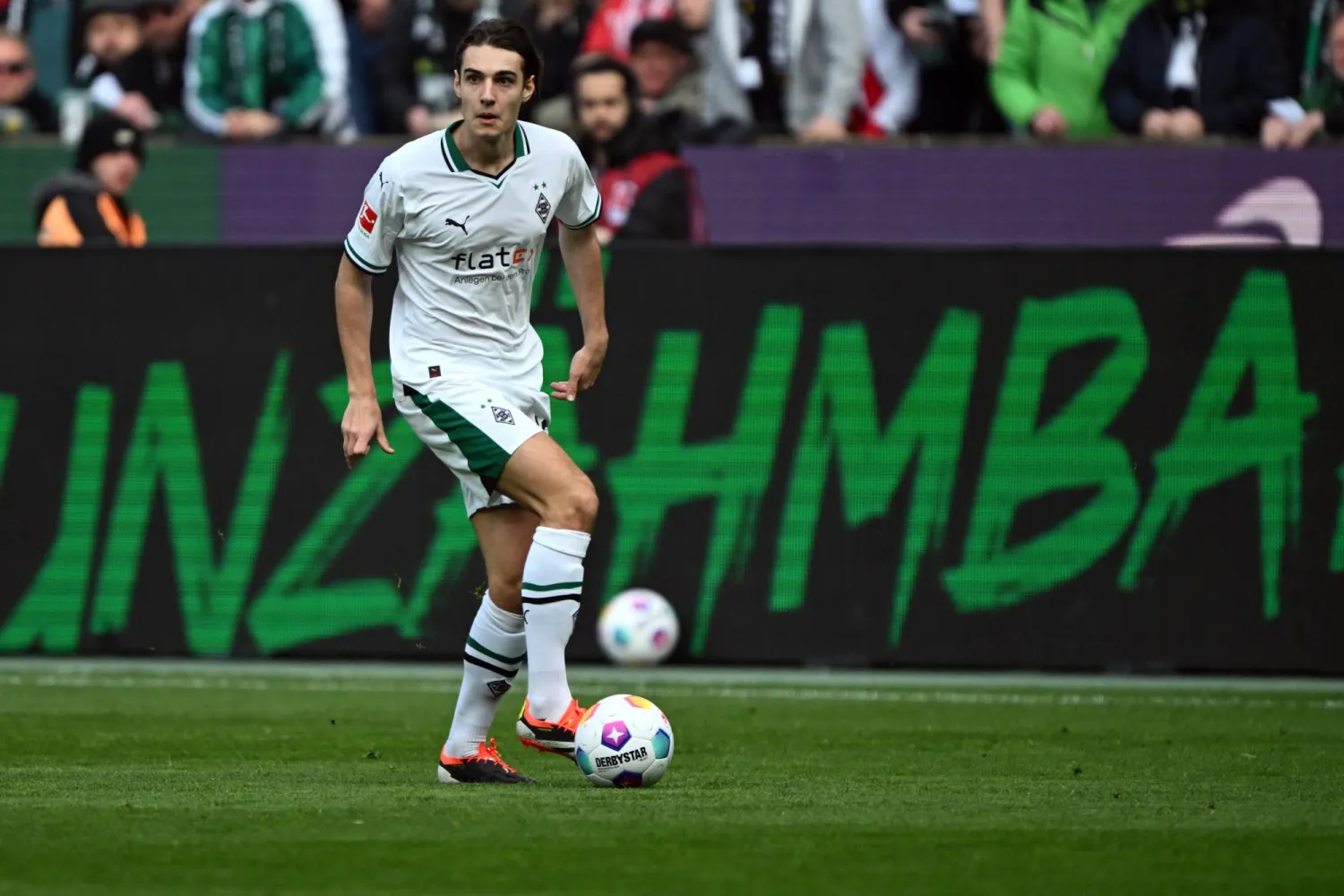 لاعب وسط بروسيا مونشنغلادباخ فلوريان نويهاوس (د.ب.أ)