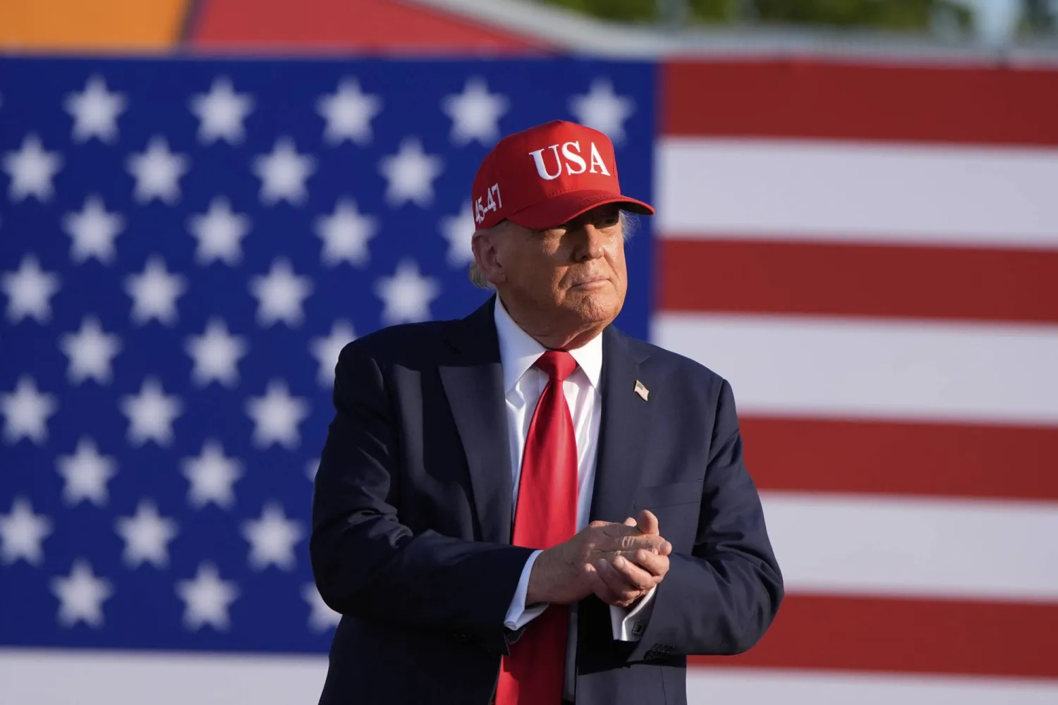 الرئيس الأميركي دونالد ترمب يلقي كلمة في تجمع جماهيري بولاية آيوا... 3 يوليو 2025 (أ.ب)