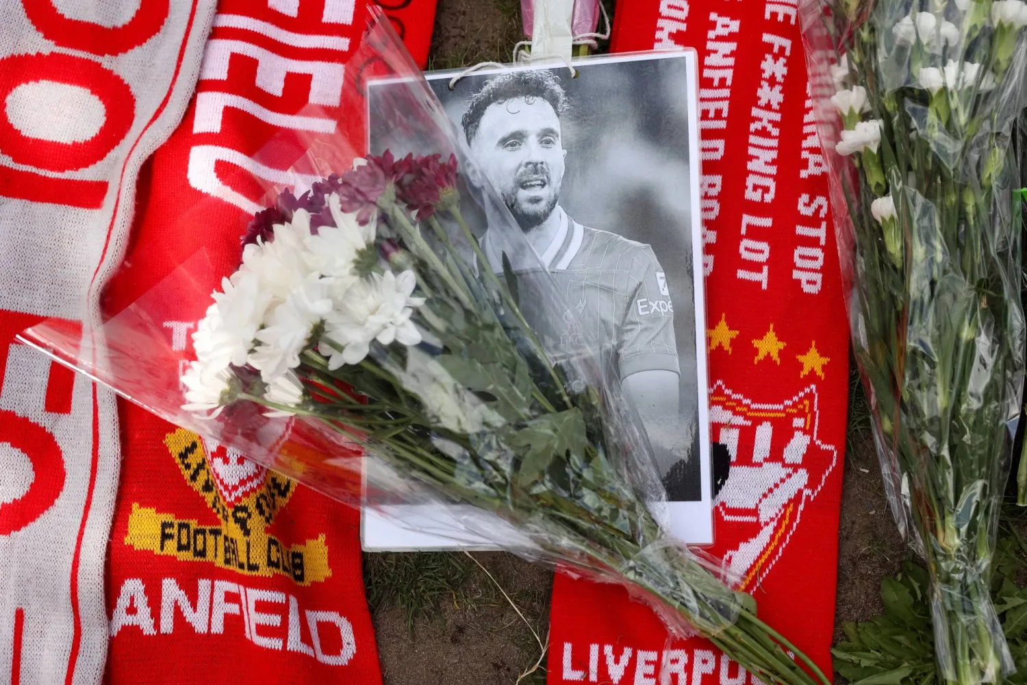 استعدادات لتشييع جنازة جوتا وشقيقه (رويترز)