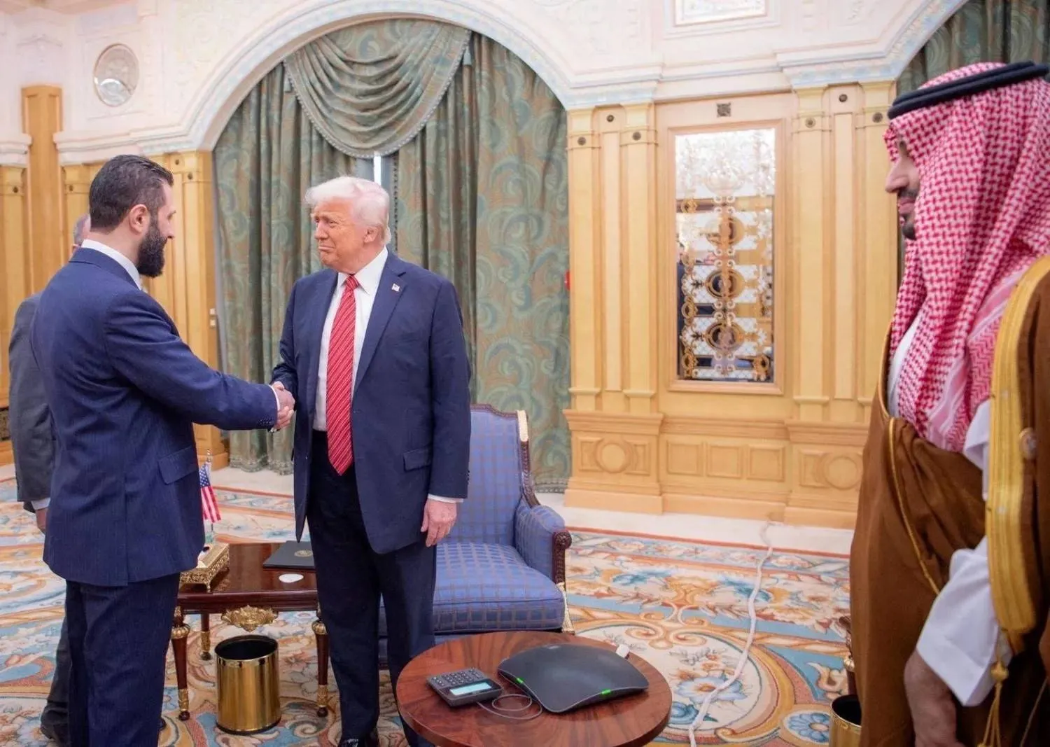 ولي العهد السعودي الأمير محمد بن سلمان يتابع الرئيس الأميركي دونالد ترمب وهو يصافح نظيره السوري أحمد الشرع في الرياض يوم 14 مايو الماضي (رويترز)