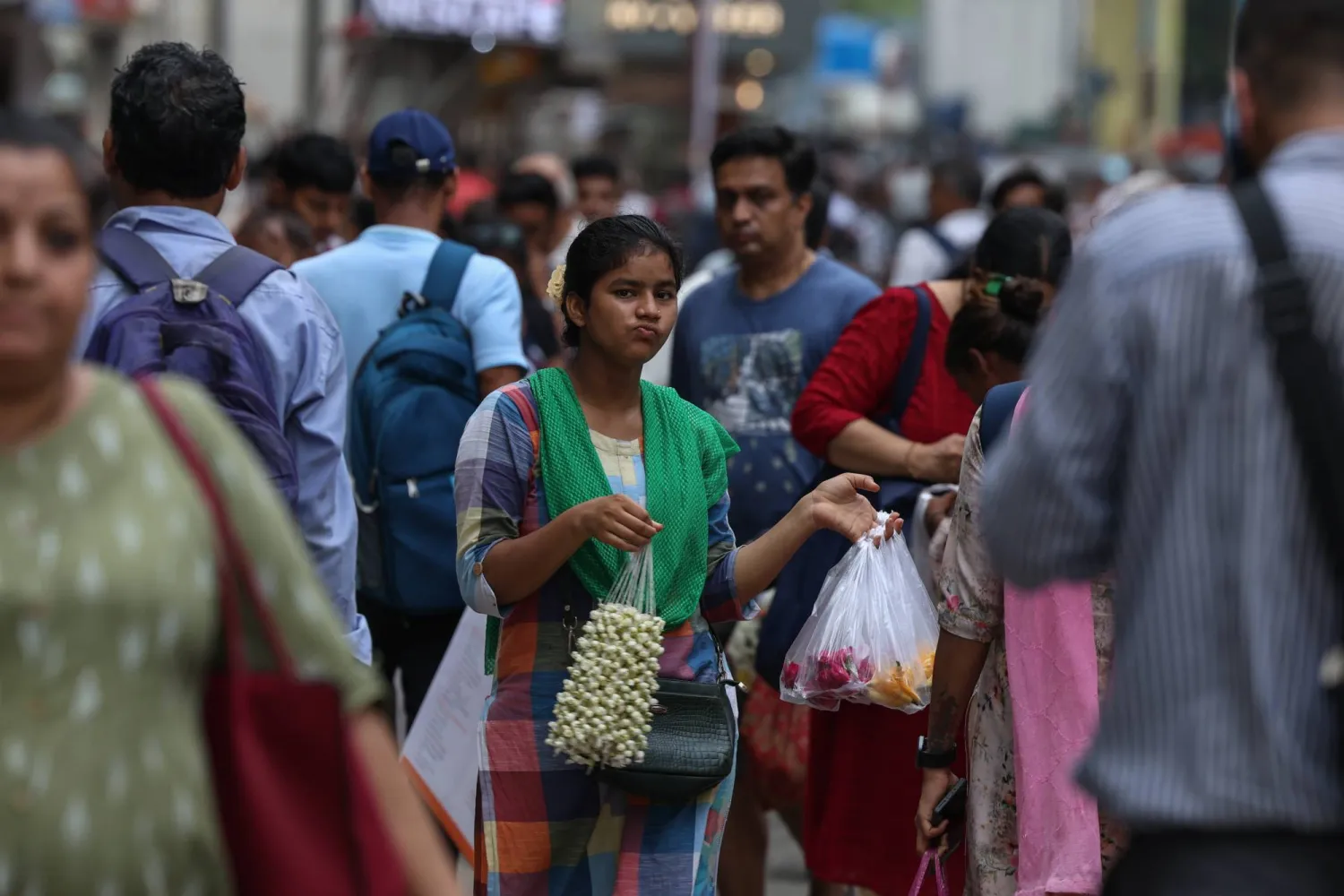 زحام في سوق تجارية شعبية بمدينة مومباي الهندية (إ.ب.أ)