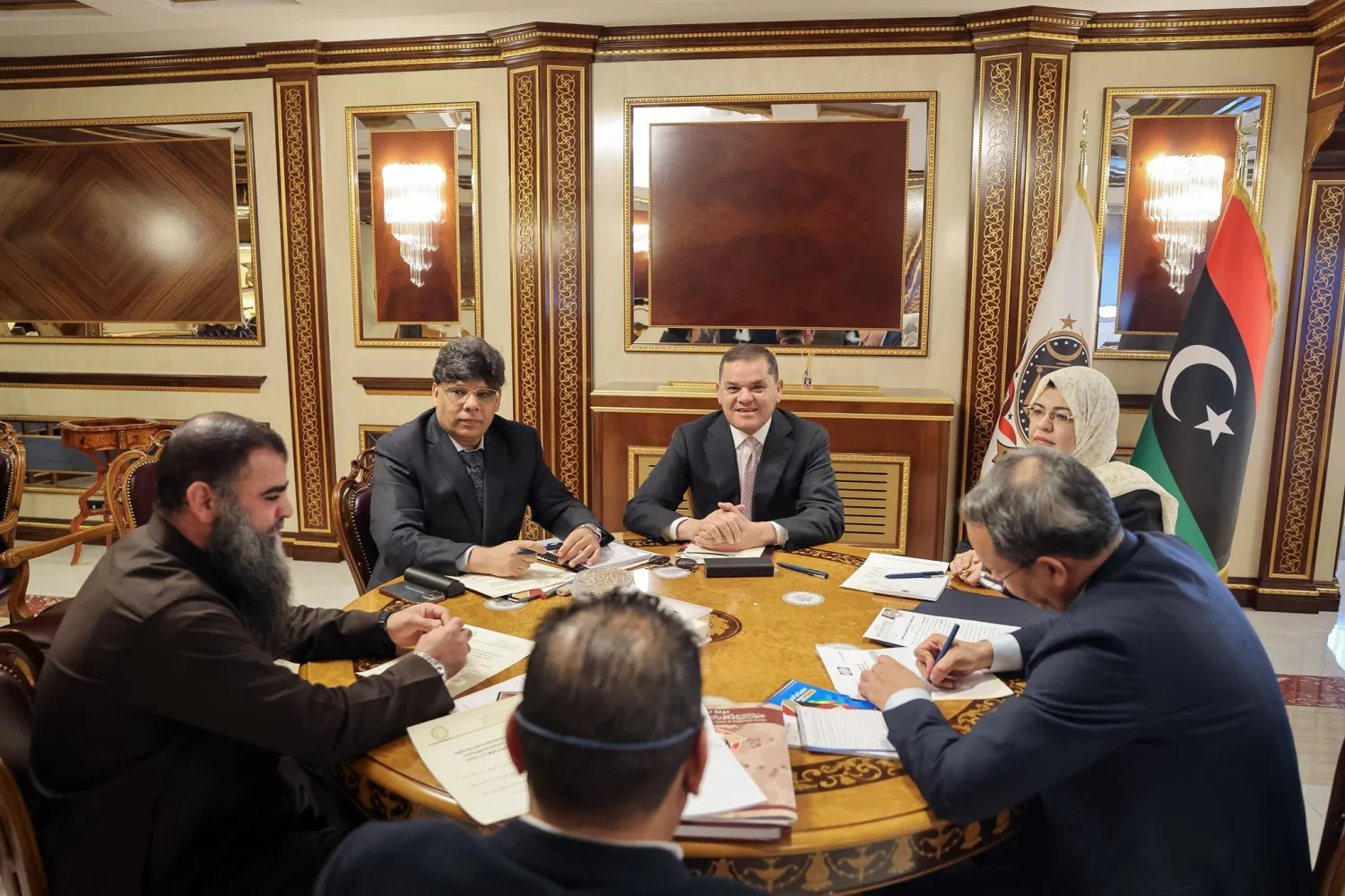 لقاء سابق يجمع بين الدبيبة وكارة إلى (اليسار) ووزير العدل والنائب العام (حكومة الوحدة)