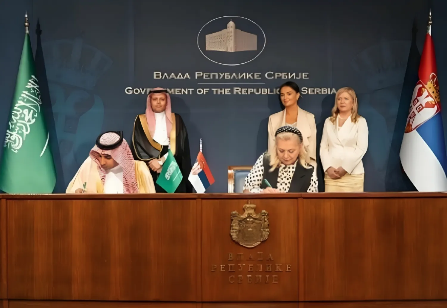 مراسم توقيع السعودية اتفاقية بمجال خدمات النقل الجوي مع صربيا بين نائب الرئيس التنفيذي للنقل الجوي والتعاون الدولي علي رجب ووزير البناء والنقل والبنية التحتية ألكساندرا سوفرونيجيفيتش (الشرق الأوسط)