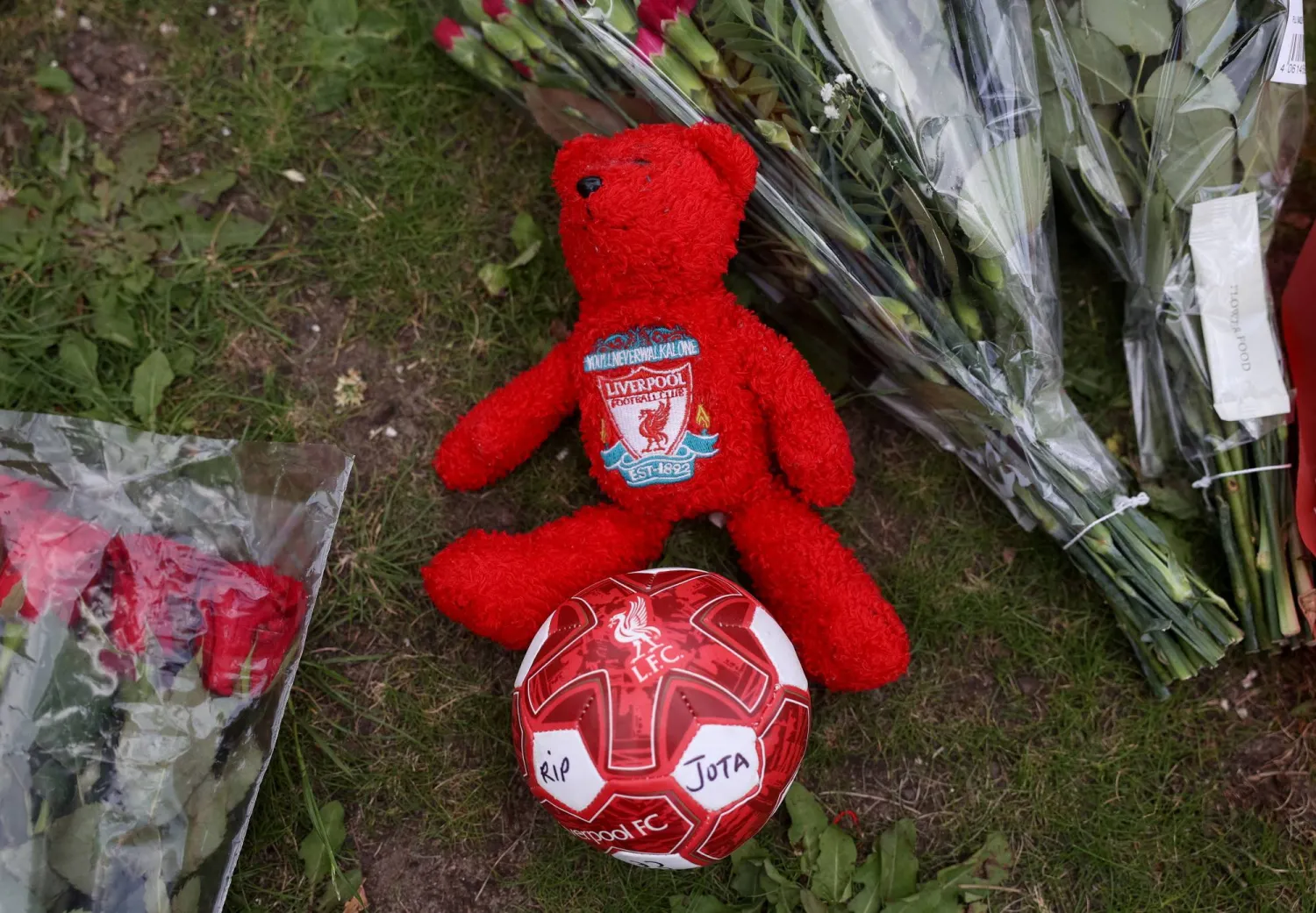 جماهير ليفربول تنثر الورود خارج ملعب «أنفيلد» عزاءً لجوتا (رويترز)
