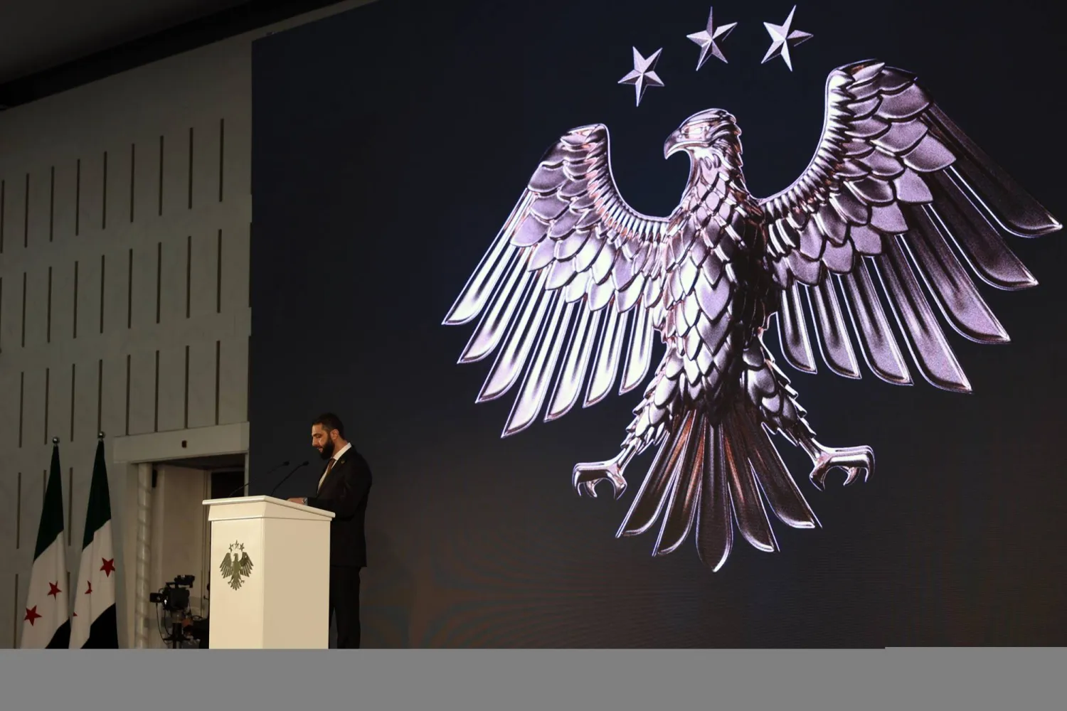 الرئيس أحمد الشرع يلقي كلمة خلال الاحتفال بإعلان الهوية البصرية الجديدة في قصر الشعب الرئاسي بدمشق مساء الخميس (إ.ب.أ)