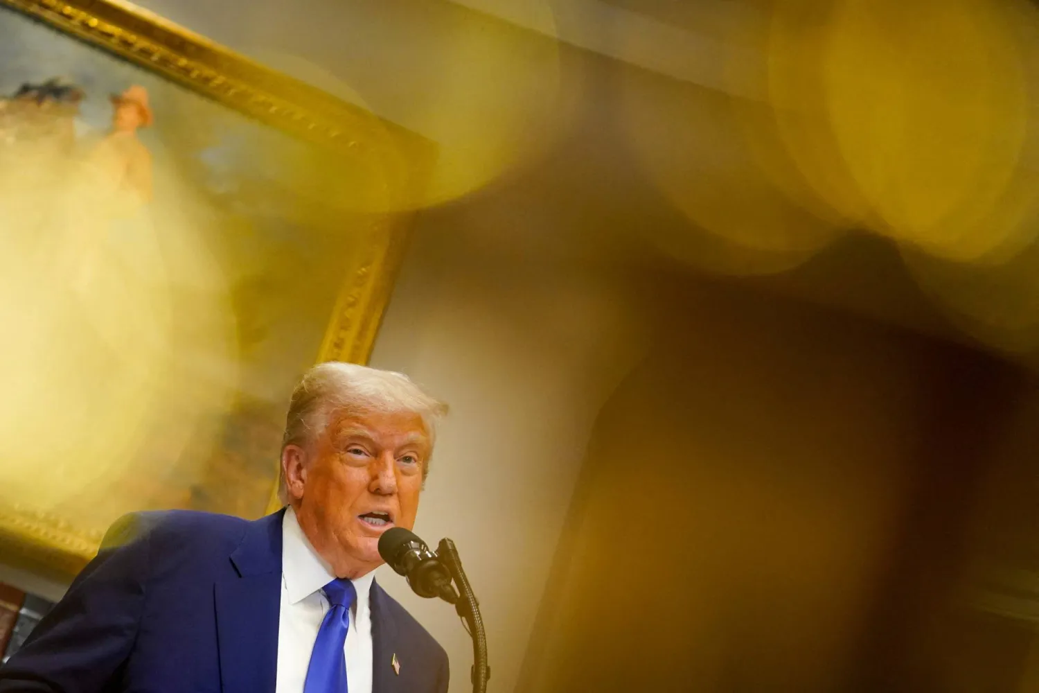 الرئيس الأميركي دونالد ترمب خلال مؤتمر صحافي في غرفة روزفلت بالبيت الأبيض (رويترز)