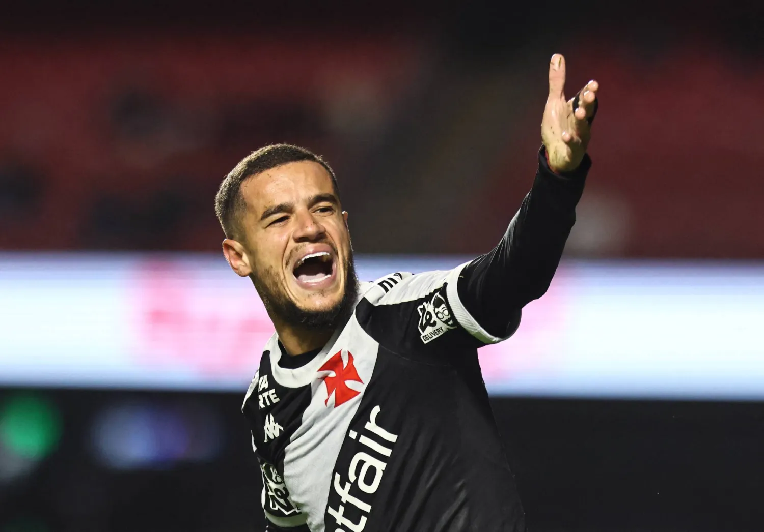 البرازيلي الدولي السابق فيليبي كوتينيو (رويترز)