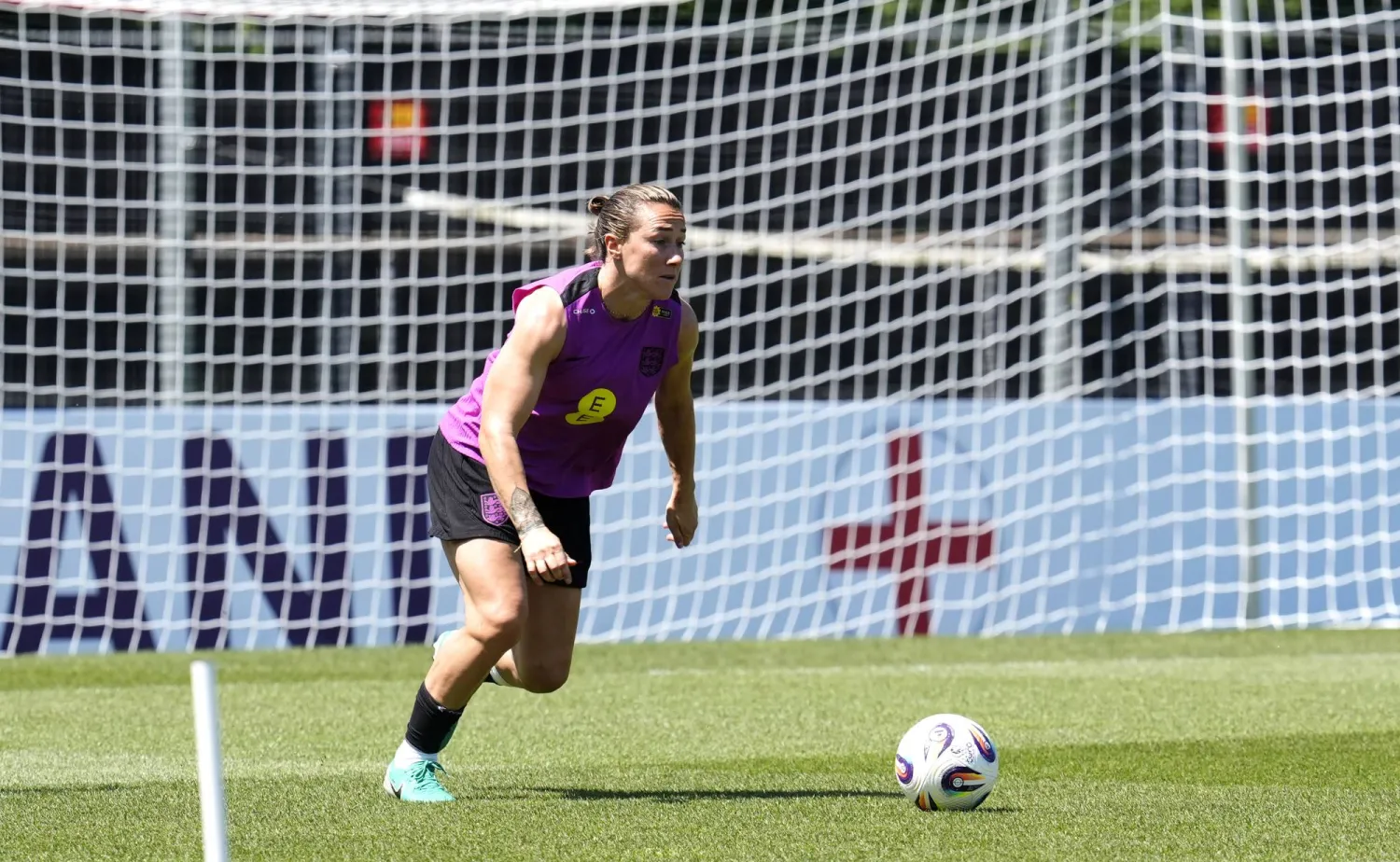 لوسي برونز لاعبة المنتخب الإنجليزي للسيدات (د.ب.أ)