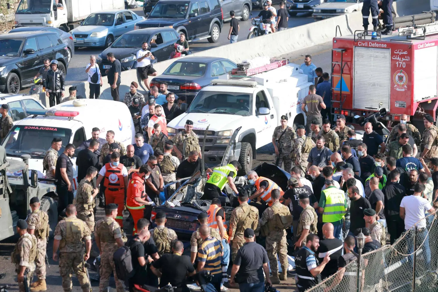 فرق الطوارئ اللبنانية تُعاين موقع غارة إسرائيلية على سيارة في جنوب بيروت (أ.ف.ب)