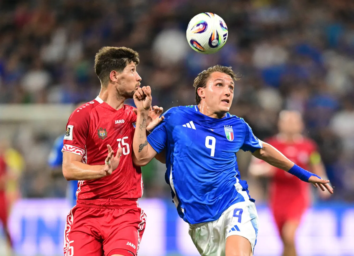 المهاجم الدولي الإيطالي ماتيو ريتيغي (يمين) مرشح للقادسية (رويترز)