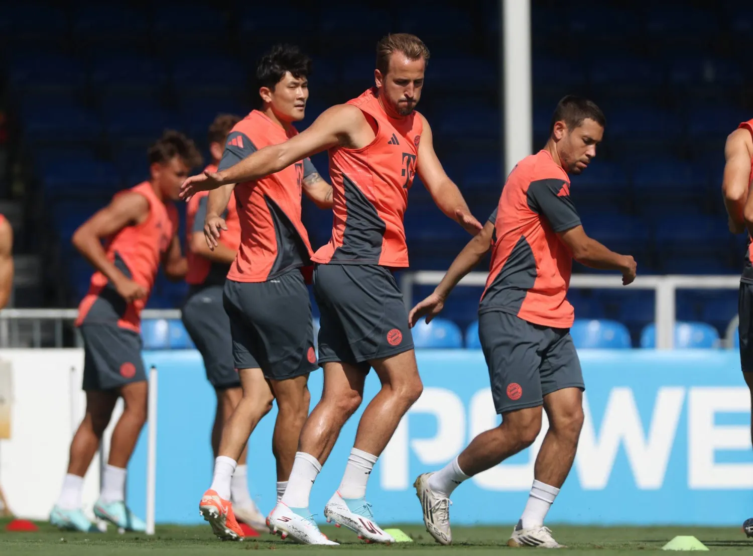 يستعد بايرن ميونيخ الآن لأكبر اختبار له حتى الآن ضد سان جيرمان المتألق (رويترز)