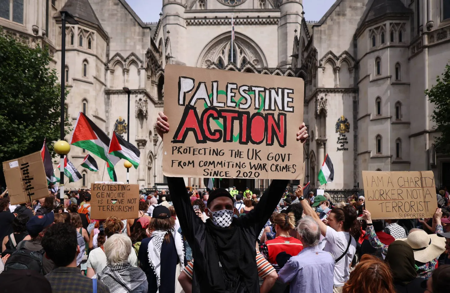 مظاهرة لحركة «فلسطين أكشن» أمام المحكمة العليا في لندن (إ.ب.أ)