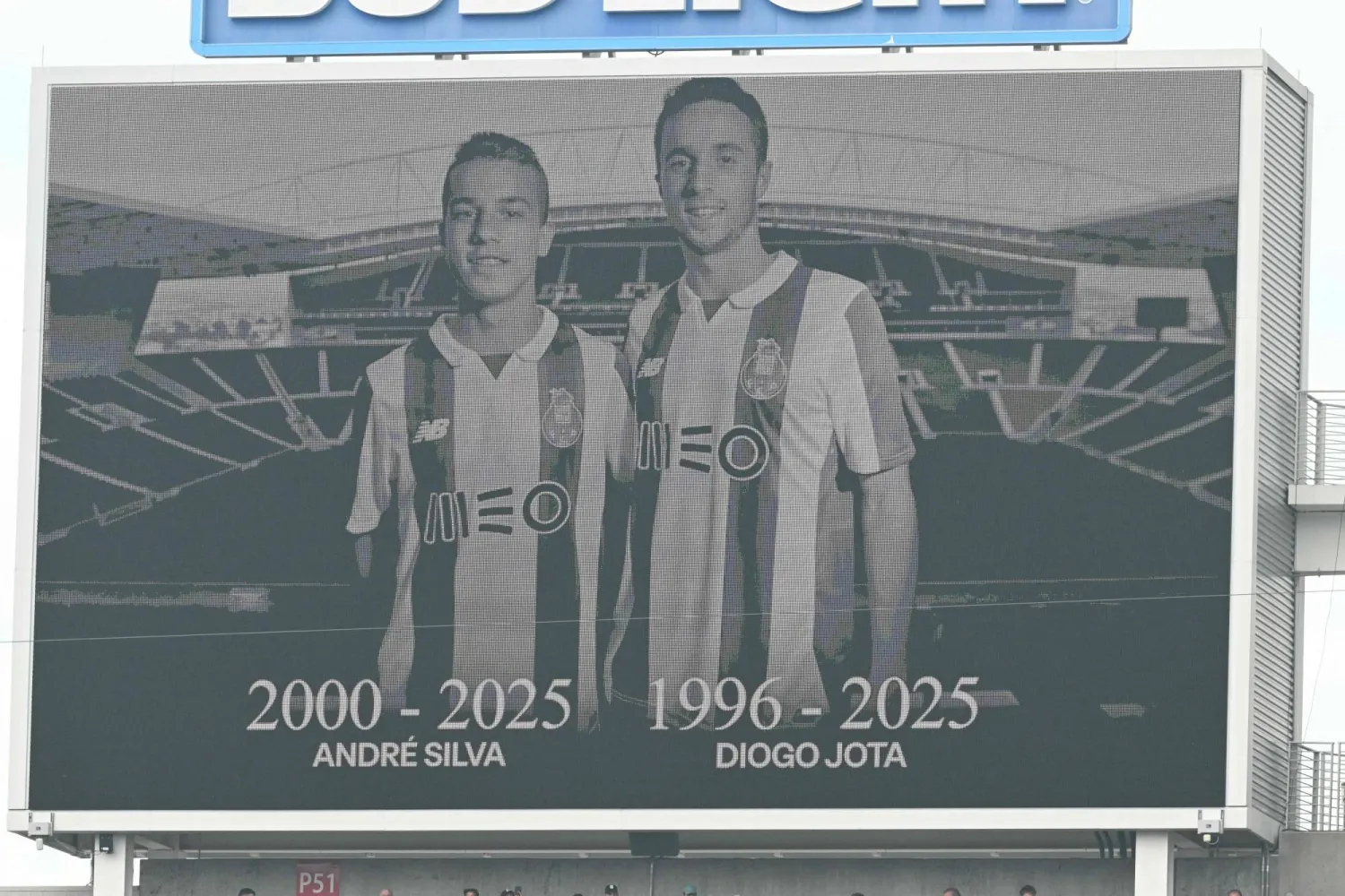 جوتا وشقيقه على شاشة ملعب المباراة التي جمعت الهلال وفلومينينسي (أ.ف.ب)