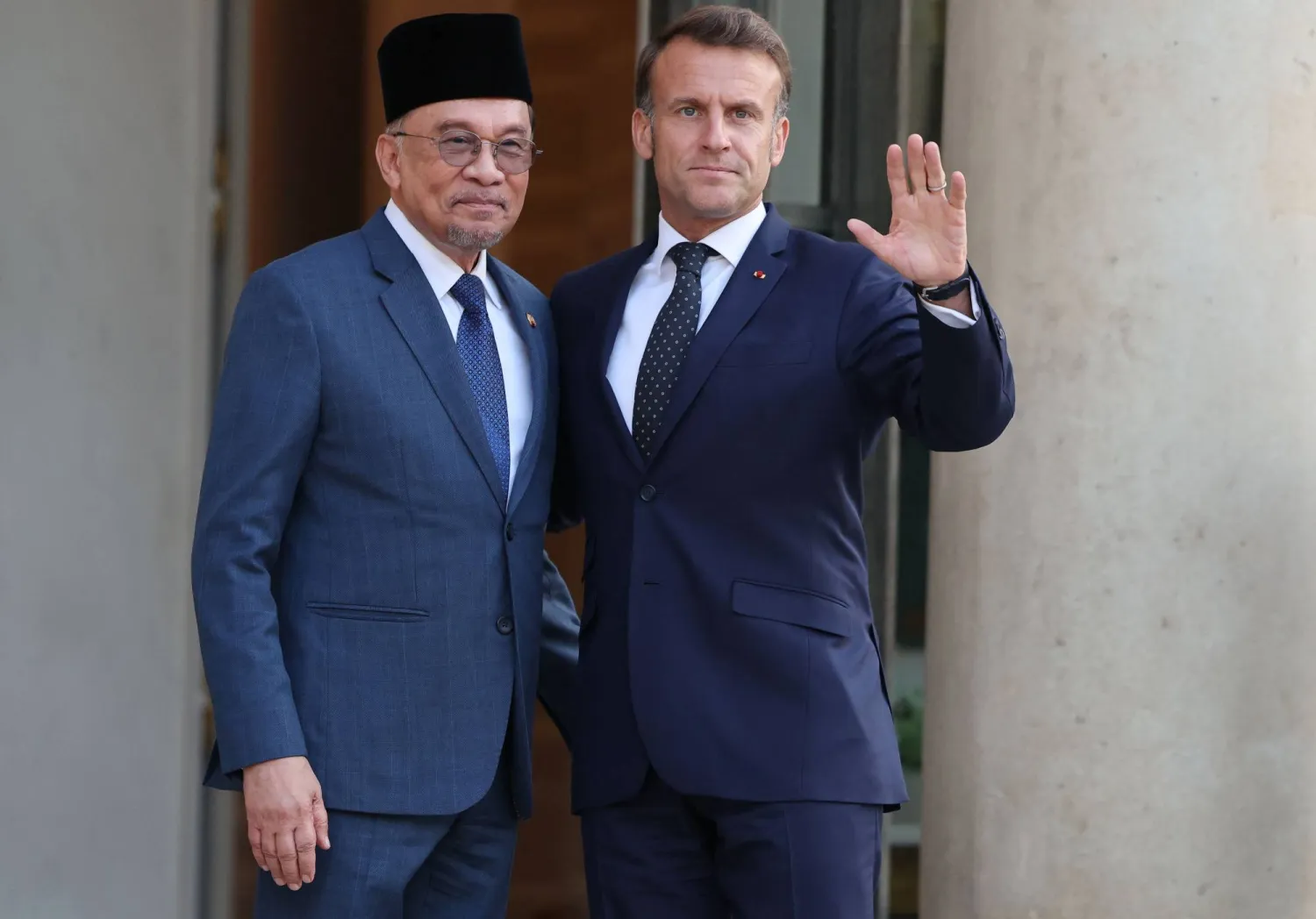 الرئيس الفرنسي إيمانويل ماكرون ورئيس الوزراء الماليزي أنور إبراهيم في قصر الإليزيه بباريس (أ.ف.ب)