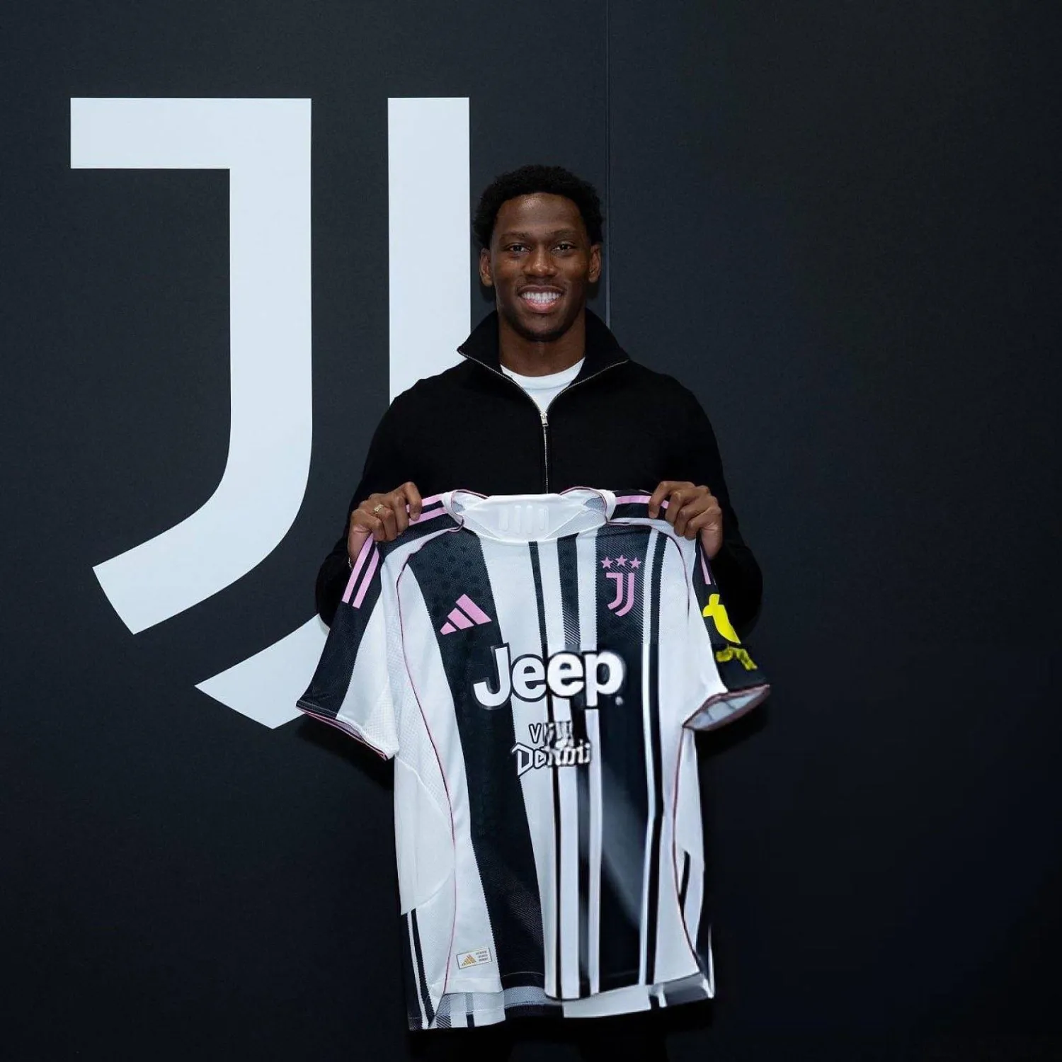 ديفيد يحمل قميص اليوفي بعد توقيع العقد (الشرق الأوسط)