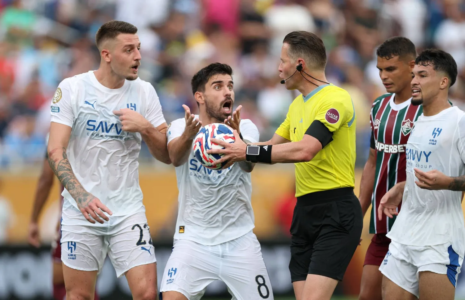 نيفيز وسافيتش يعترضان على إحدى قرارات الحكم الهولندي داني ماكيلي (رويترز)