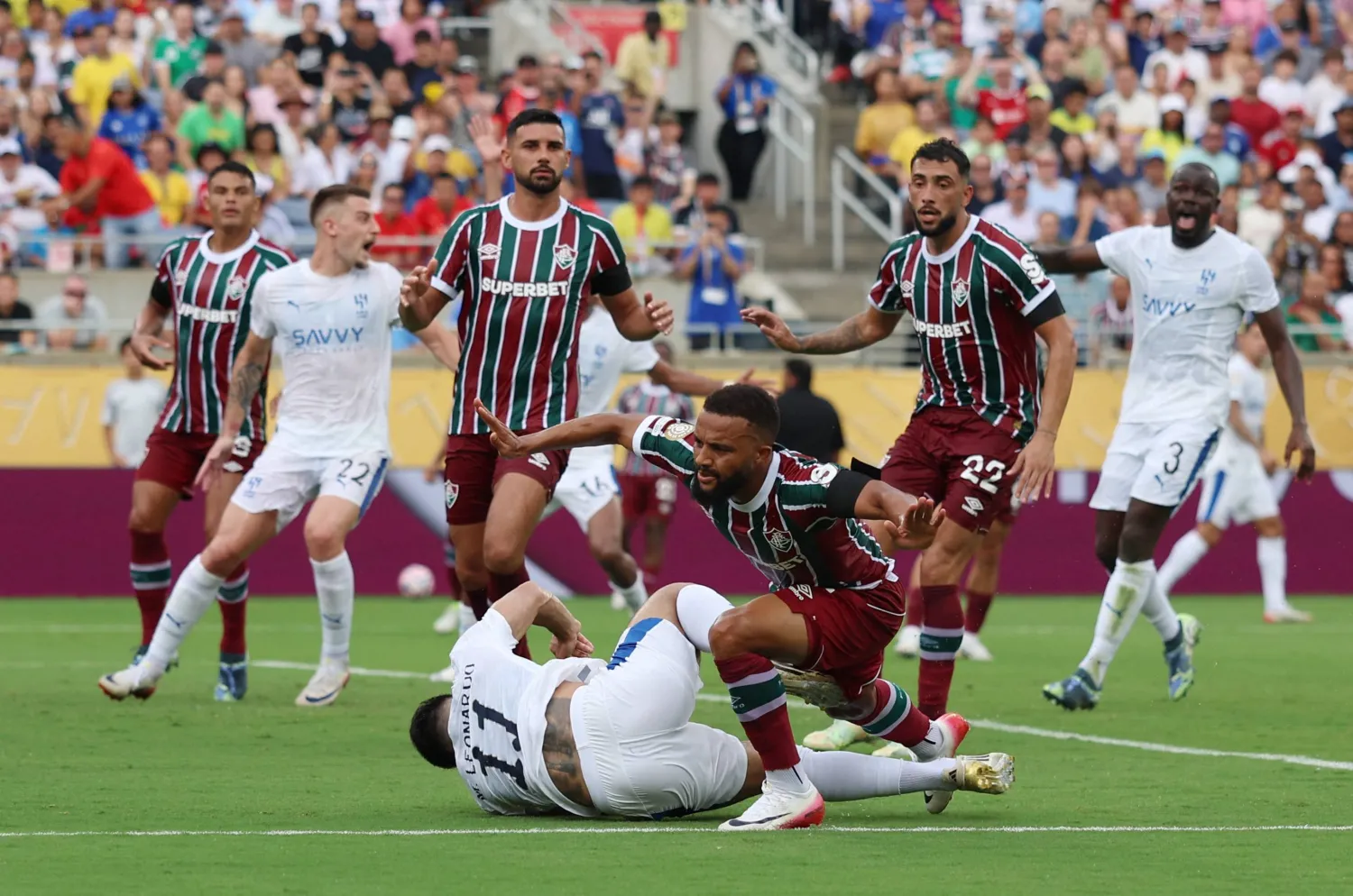 لقطة سقوط ماركوس الجدلية داخل منطقة الجزاء (رويترز)