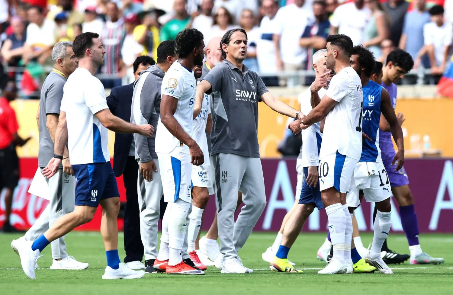 المدرب انزاغي ولاعبو الهلال بعد نهاية المباراة (أ.ف.ب)