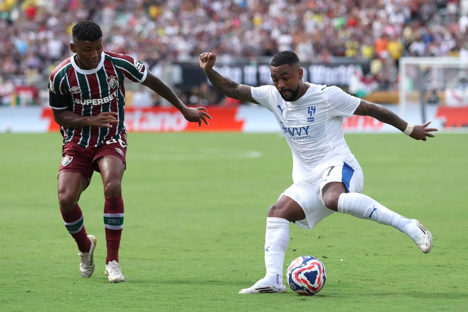 مالكوم يحاول التسديد على المرمى البرازيلي (أ.ف.ب)