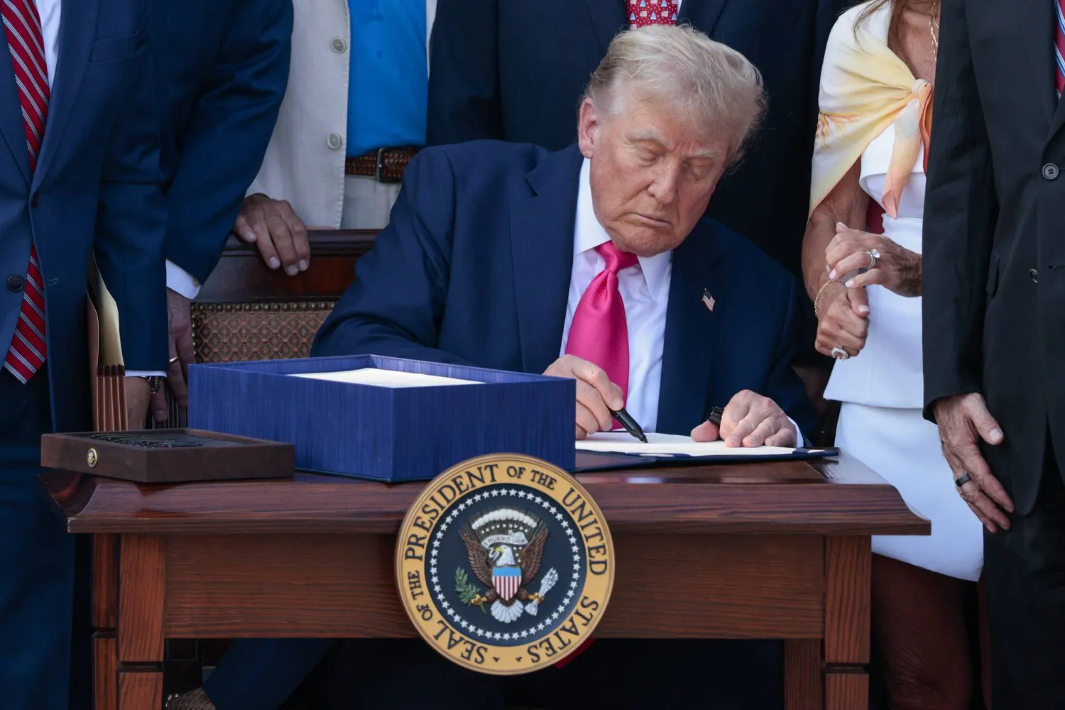 ترمب خلال توقيع مشروع القانون في الحديقة الجنوبية للبيت الأبيض (إ.ب.أ)