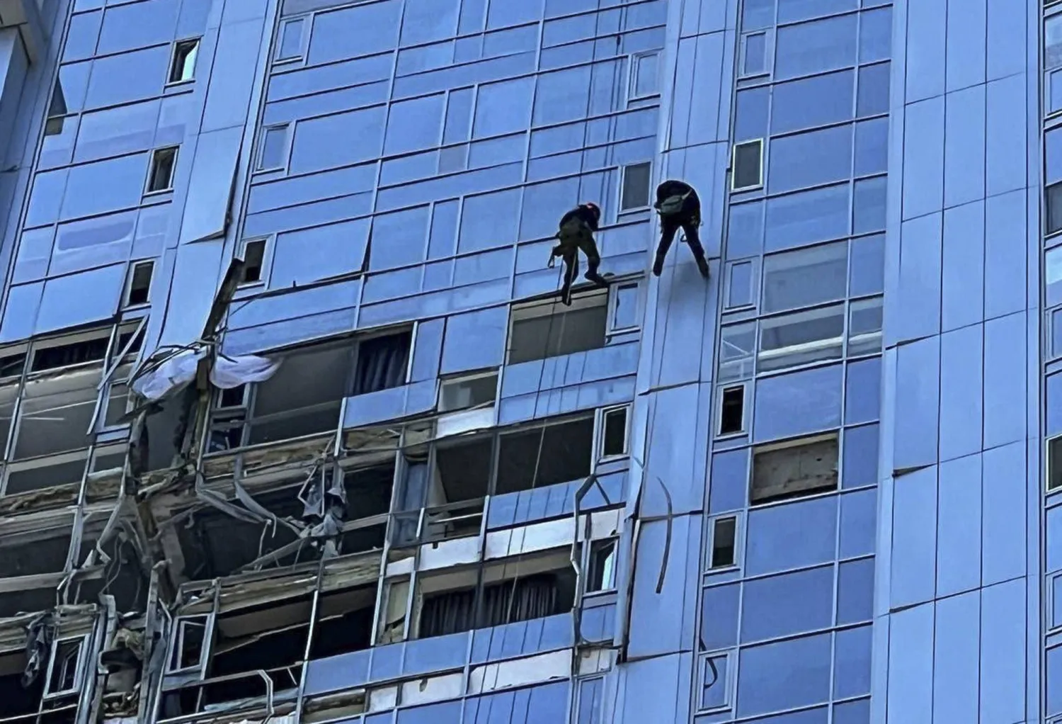 أرشيفية لمبنى تضرر إثر هجوم بمسيرات أوكرانية في منطقة ساراتوف الروسية (إ.ب.أ)