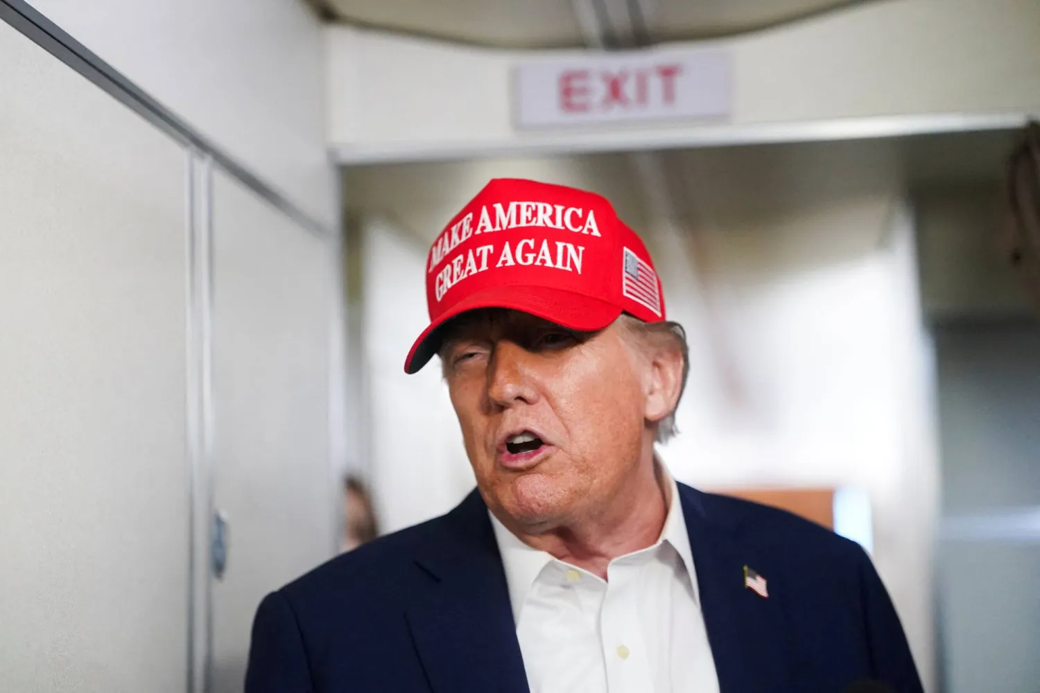 الرئيس الأميركي دونالد ترمب يتحدث إلى صحافيين في الطائرة الرئاسية (رويترز)